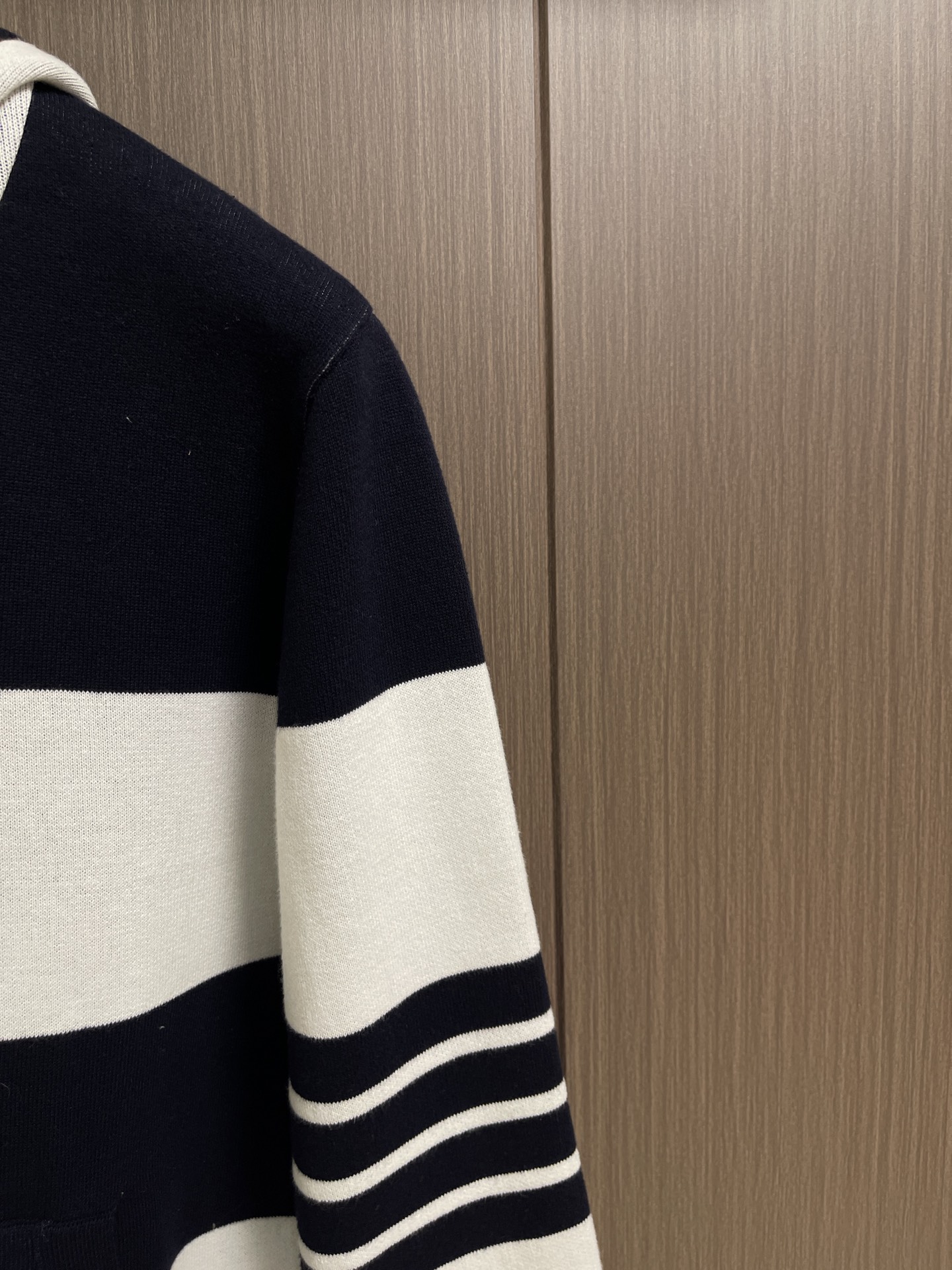 THOM BROWNE TB 小狗连帽针织外套，本款黄白条纹连帽拉链针织开衫采用细腻精梳棉混纺纱线横机织造，面料柔软亲肤
