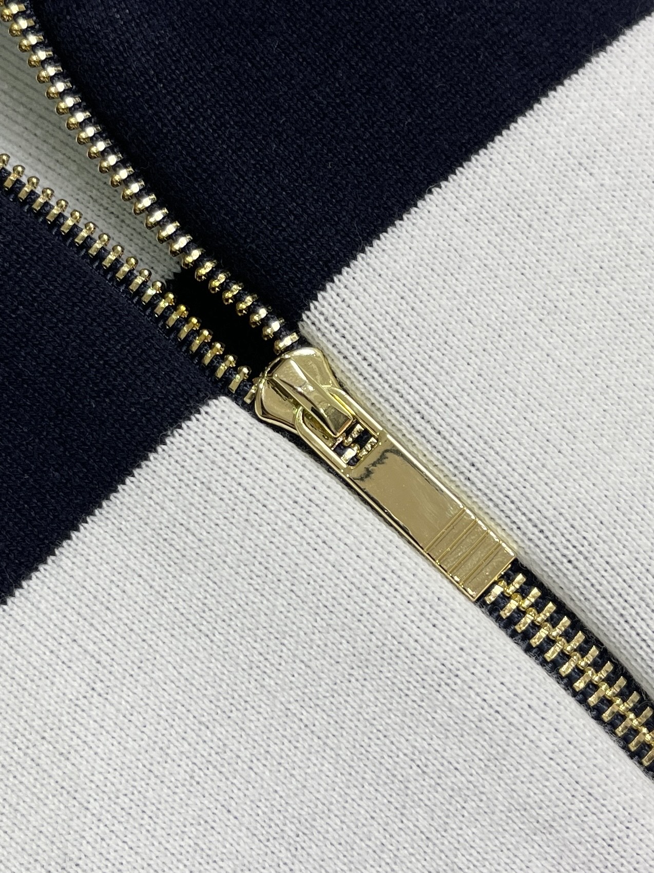 THOM BROWNE TB 小狗连帽针织外套，本款黄白条纹连帽拉链针织开衫采用细腻精梳棉混纺纱线横机织造，面料柔软亲肤