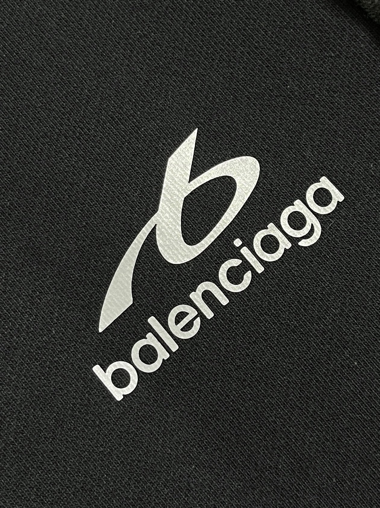 Balenciaga Soccer 10号足球印花拉链外套，定制黑曜云绒毛圈布，胸前左侧缀以Naval Crest艺术刺