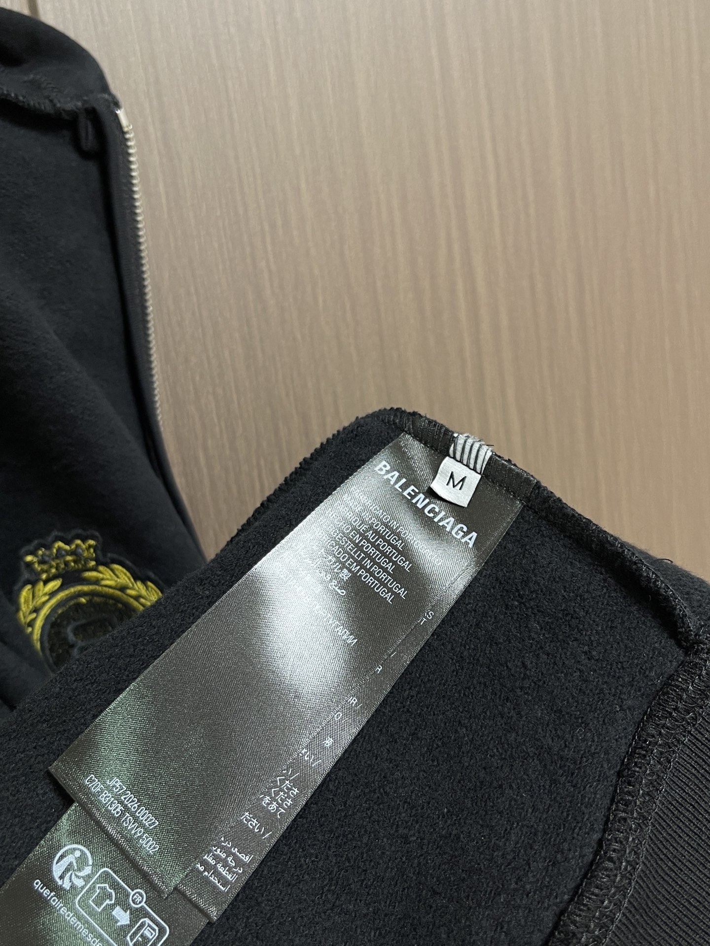 Balenciaga Soccer 10号足球印花拉链外套，定制黑曜云绒毛圈布，胸前左侧缀以Naval Crest艺术刺