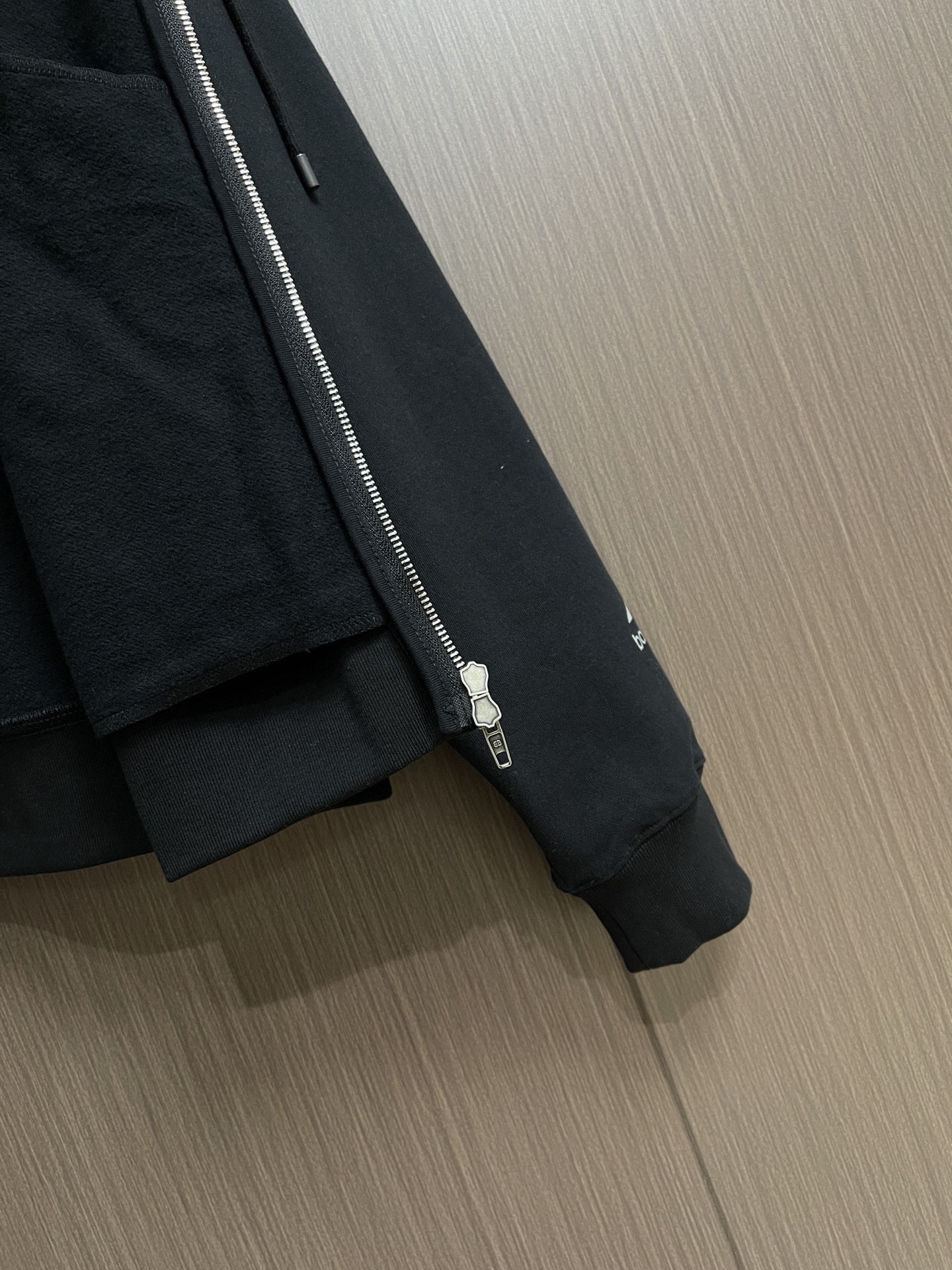 Balenciaga Soccer 10号足球印花拉链外套，定制黑曜云绒毛圈布，胸前左侧缀以Naval Crest艺术刺