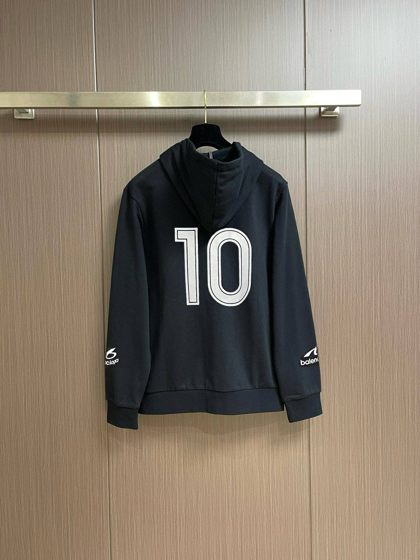 Balenciaga Soccer 10号足球印花拉链外套，定制黑曜云绒毛圈布，胸前左侧缀以Naval Crest艺术刺