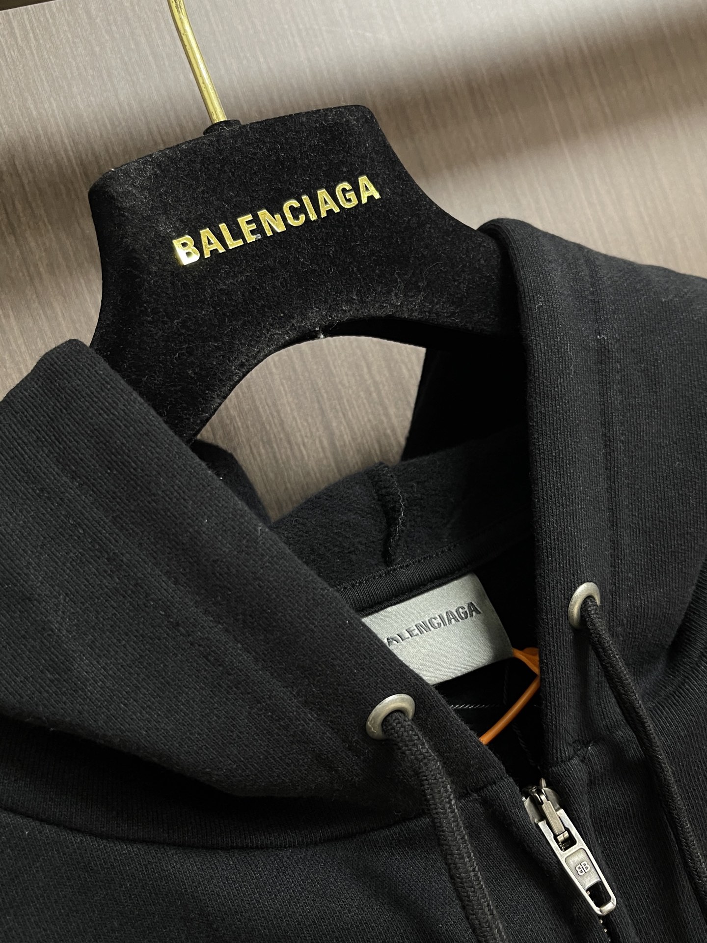 Balenciaga Soccer 10号足球印花拉链外套，定制黑曜云绒毛圈布，胸前左侧缀以Naval Crest艺术刺