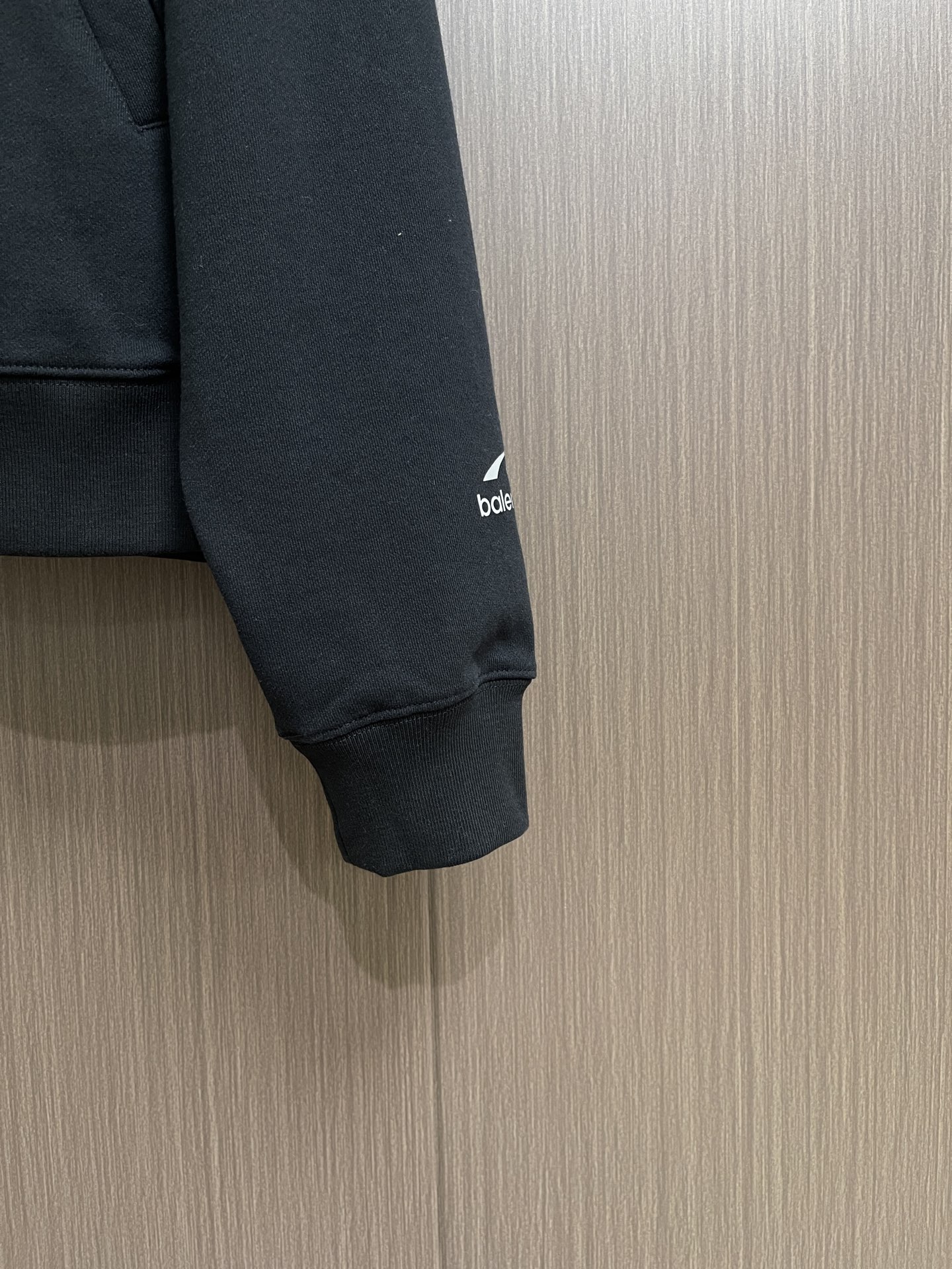 Balenciaga Soccer 10号足球印花拉链外套，定制黑曜云绒毛圈布，胸前左侧缀以Naval Crest艺术刺