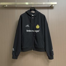 Balenciaga Soccer 10号足球印花拉链外套,定制黑曜云绒毛圈布,胸前左侧缀以Naval Crest艺术刺 Balenciaga Soccer 10号足球印花拉链外套,定制黑曜云绒毛圈布,胸前左侧缀以Naval Crest艺术刺