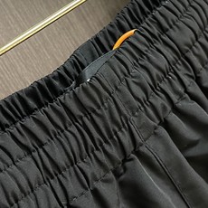 Balenciaga 撞色刺绣长裤,定制蚀岚云曜科技府绸 挺括垂坠 舒适亲肤 玄曜哑黑凝敛沉静 洗尽浮华光泽 铺就世家高 Balenciaga 撞色刺绣长裤,定制蚀岚云曜科技府绸 挺括垂坠 舒适亲肤 玄曜哑黑凝敛沉静 洗尽浮华光泽 铺就世家高