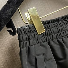 Balenciaga 撞色刺绣长裤,定制蚀岚云曜科技府绸 挺括垂坠 舒适亲肤 玄曜哑黑凝敛沉静 洗尽浮华光泽 铺就世家高 Balenciaga 撞色刺绣长裤,定制蚀岚云曜科技府绸 挺括垂坠 舒适亲肤 玄曜哑黑凝敛沉静 洗尽浮华光泽 铺就世家高