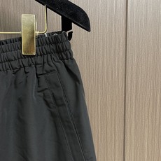Balenciaga 撞色刺绣长裤,定制蚀岚云曜科技府绸 挺括垂坠 舒适亲肤 玄曜哑黑凝敛沉静 洗尽浮华光泽 铺就世家高 Balenciaga 撞色刺绣长裤,定制蚀岚云曜科技府绸 挺括垂坠 舒适亲肤 玄曜哑黑凝敛沉静 洗尽浮华光泽 铺就世家高