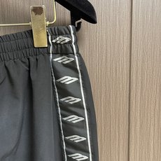 Balenciaga 撞色刺绣长裤,定制蚀岚云曜科技府绸 挺括垂坠 舒适亲肤 玄曜哑黑凝敛沉静 洗尽浮华光泽 铺就世家高 Balenciaga 撞色刺绣长裤,定制蚀岚云曜科技府绸 挺括垂坠 舒适亲肤 玄曜哑黑凝敛沉静 洗尽浮华光泽 铺就世家高