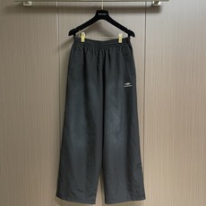 Balenciaga 撞色刺绣长裤,定制蚀岚云曜科技府绸 挺括垂坠 舒适亲肤 玄曜哑黑凝敛沉静 洗尽浮华光泽 铺就世家高 Balenciaga 撞色刺绣长裤,定制蚀岚云曜科技府绸 挺括垂坠 舒适亲肤 玄曜哑黑凝敛沉静 洗尽浮华光泽 铺就世家高