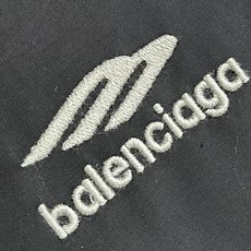 Balenciaga 撞色刺绣长裤,定制蚀岚云曜科技府绸 挺括垂坠 舒适亲肤 玄曜哑黑凝敛沉静 洗尽浮华光泽 铺就世家高 Balenciaga 撞色刺绣长裤,定制蚀岚云曜科技府绸 挺括垂坠 舒适亲肤 玄曜哑黑凝敛沉静 洗尽浮华光泽 铺就世家高