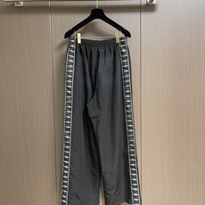 Balenciaga 撞色刺绣长裤,定制蚀岚云曜科技府绸 挺括垂坠 舒适亲肤 玄曜哑黑凝敛沉静 洗尽浮华光泽 铺就世家高 Balenciaga 撞色刺绣长裤,定制蚀岚云曜科技府绸 挺括垂坠 舒适亲肤 玄曜哑黑凝敛沉静 洗尽浮华光泽 铺就世家高