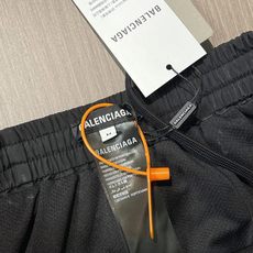 Balenciaga 撞色刺绣长裤,定制蚀岚云曜科技府绸 挺括垂坠 舒适亲肤 玄曜哑黑凝敛沉静 洗尽浮华光泽 铺就世家高 Balenciaga 撞色刺绣长裤,定制蚀岚云曜科技府绸 挺括垂坠 舒适亲肤 玄曜哑黑凝敛沉静 洗尽浮华光泽 铺就世家高