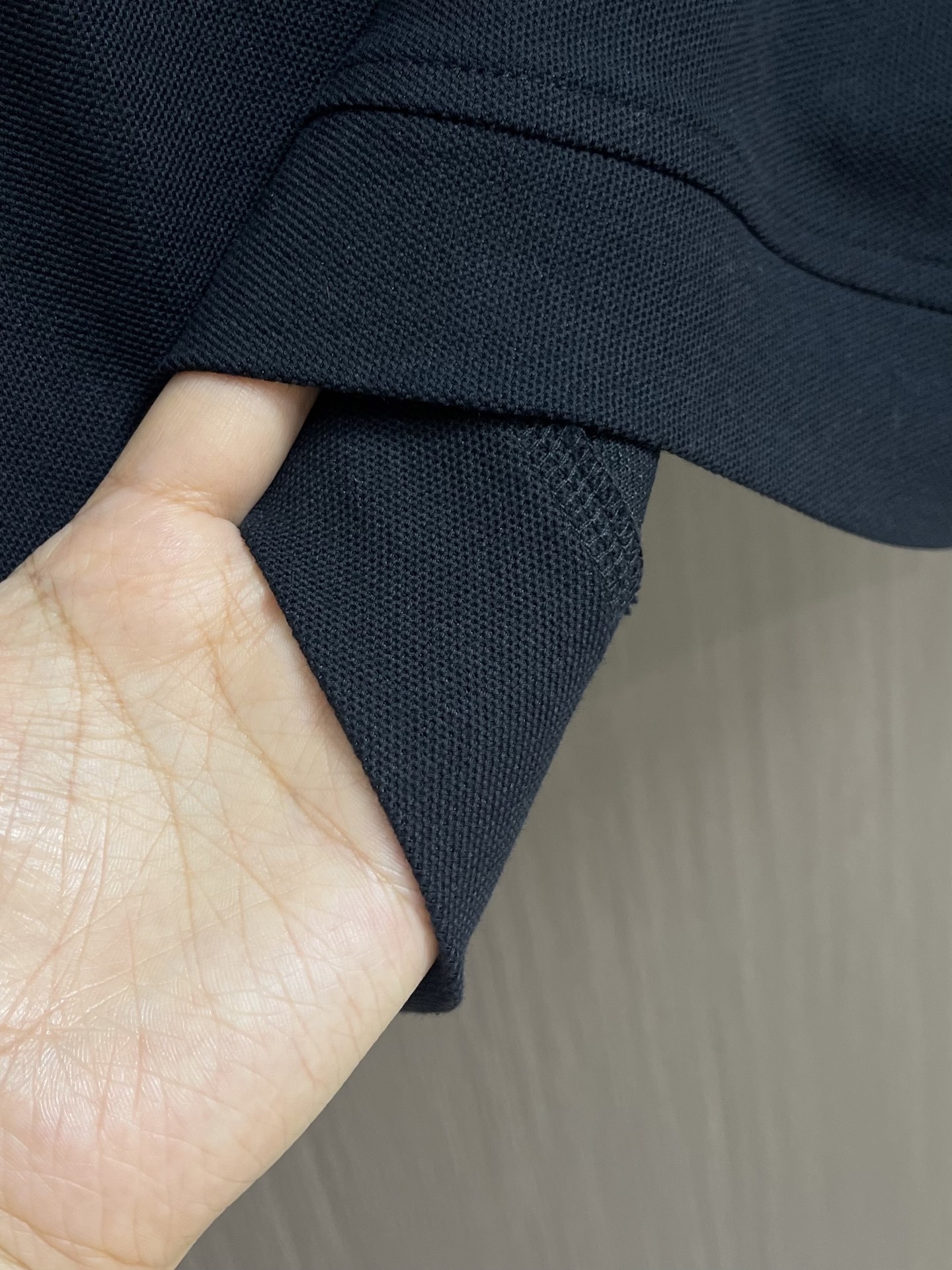 Zegna 半拉链长袖Polo外套，简约而不失格调，这款POLO，以独特半拉链勾勒时尚轮廓。搭配利落拉链，细节之处尽显匠