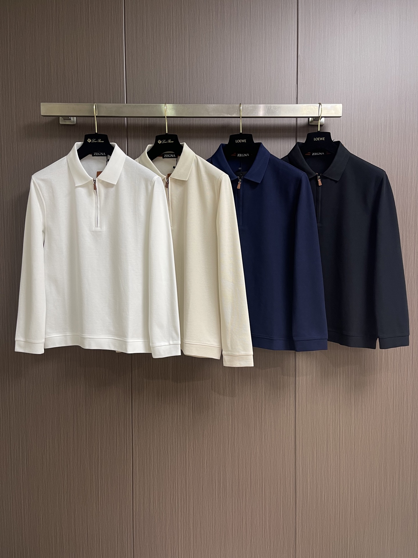 Zegna 半拉链长袖Polo外套，简约而不失格调，这款POLO，以独特半拉链勾勒时尚轮廓。搭配利落拉链，细节之处尽显匠