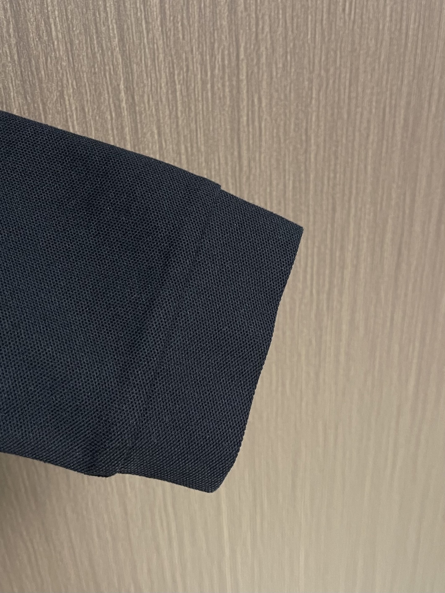 Zegna 半拉链长袖Polo外套，简约而不失格调，这款POLO，以独特半拉链勾勒时尚轮廓。搭配利落拉链，细节之处尽显匠