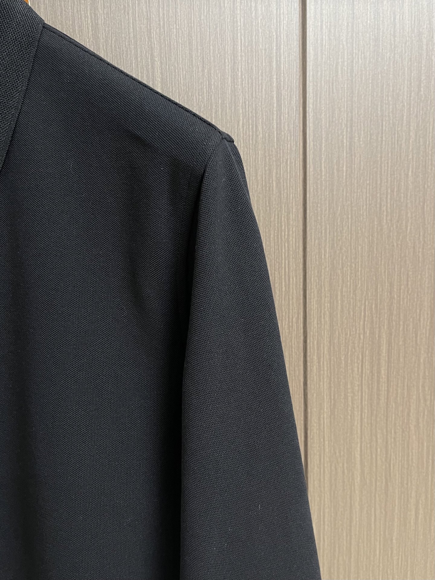 Zegna 半拉链长袖Polo外套，简约而不失格调，这款POLO，以独特半拉链勾勒时尚轮廓。搭配利落拉链，细节之处尽显匠