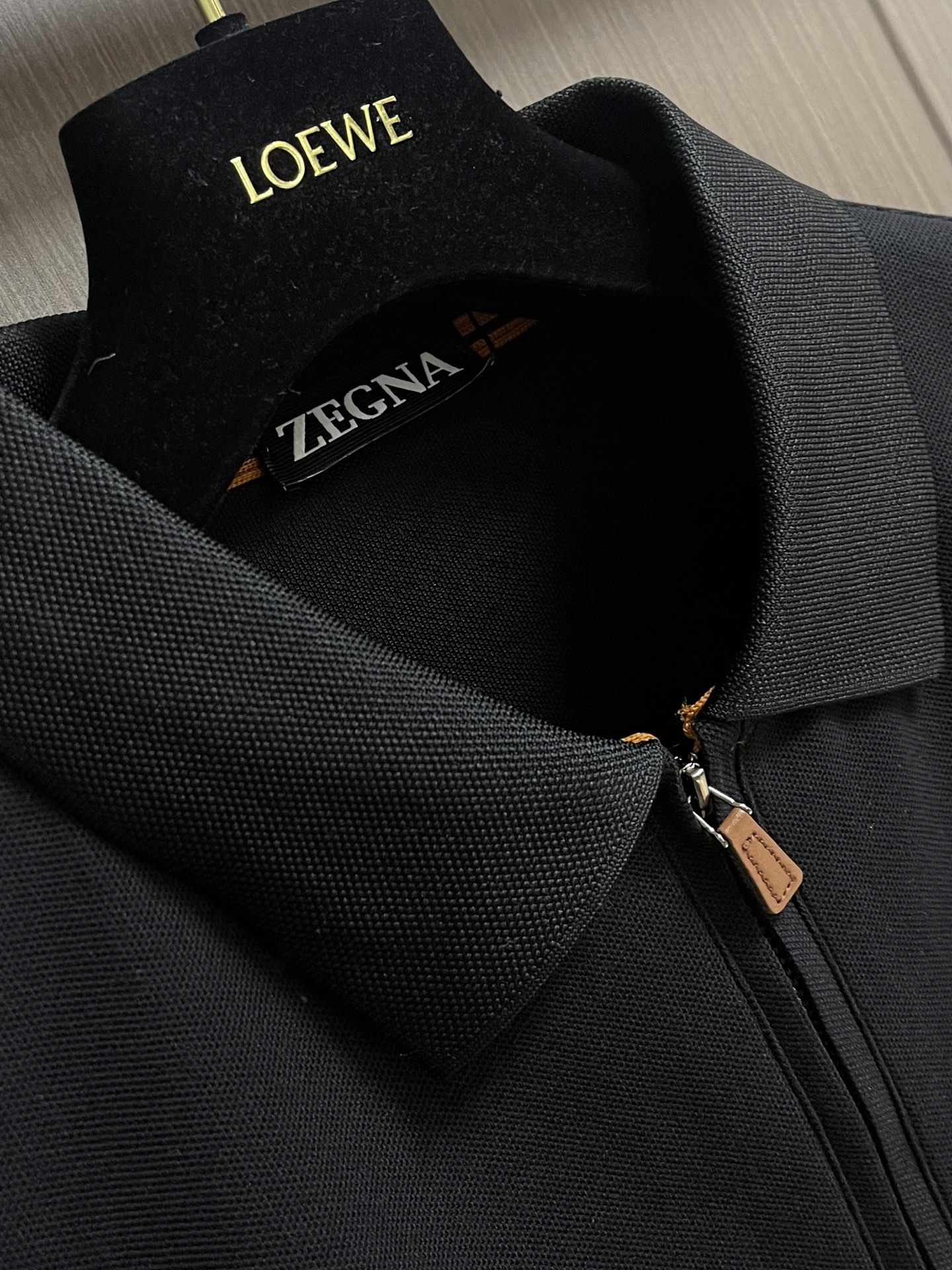 Zegna 半拉链长袖Polo外套，简约而不失格调，这款POLO，以独特半拉链勾勒时尚轮廓。搭配利落拉链，细节之处尽显匠
