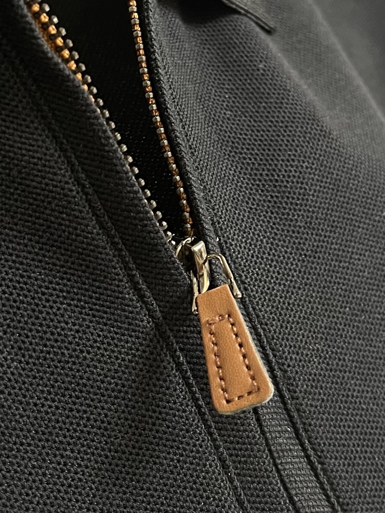 Zegna 半拉链长袖Polo外套，简约而不失格调，这款POLO，以独特半拉链勾勒时尚轮廓。搭配利落拉链，细节之处尽显匠
