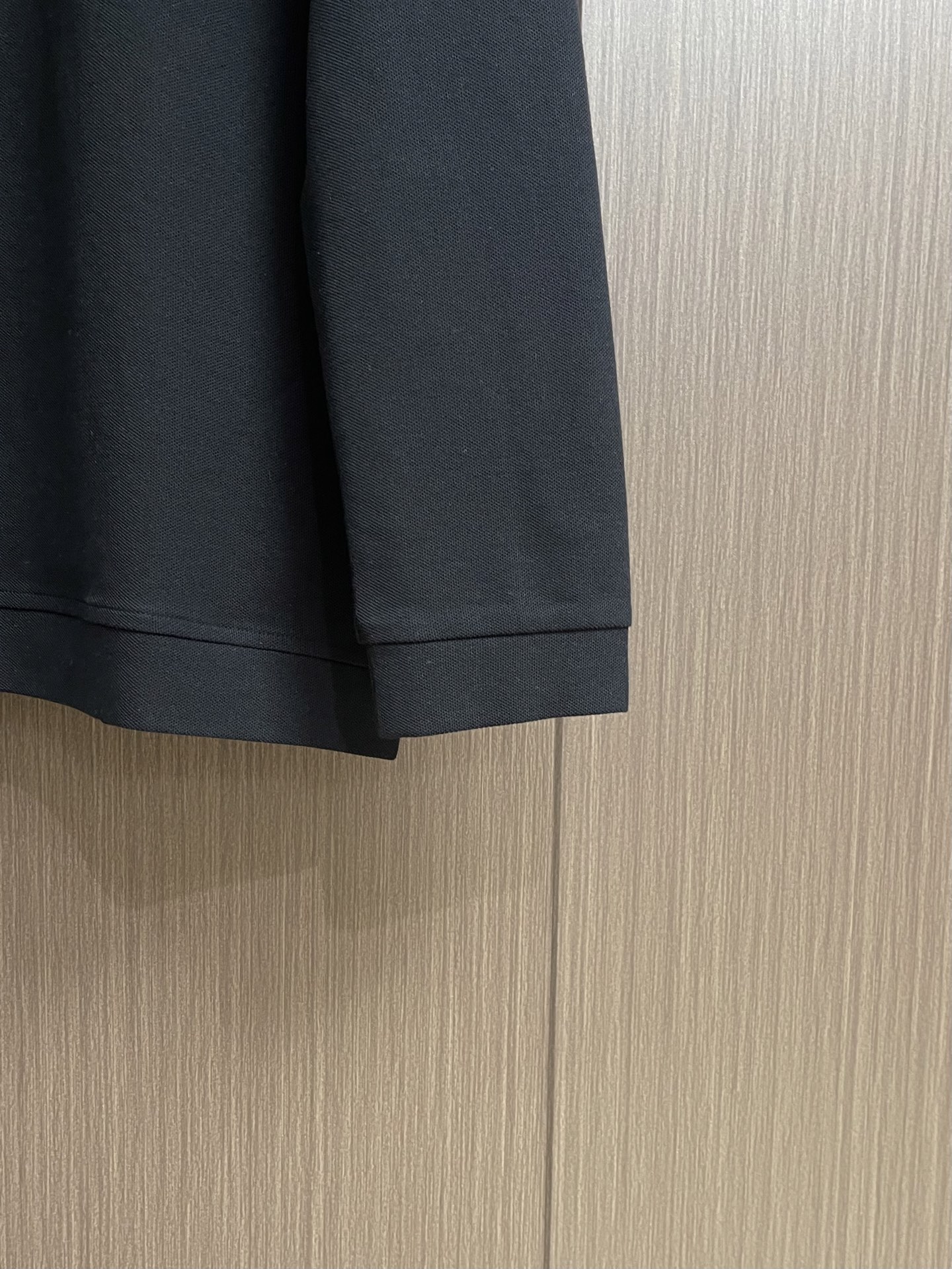 Zegna 半拉链长袖Polo外套，简约而不失格调，这款POLO，以独特半拉链勾勒时尚轮廓。搭配利落拉链，细节之处尽显匠