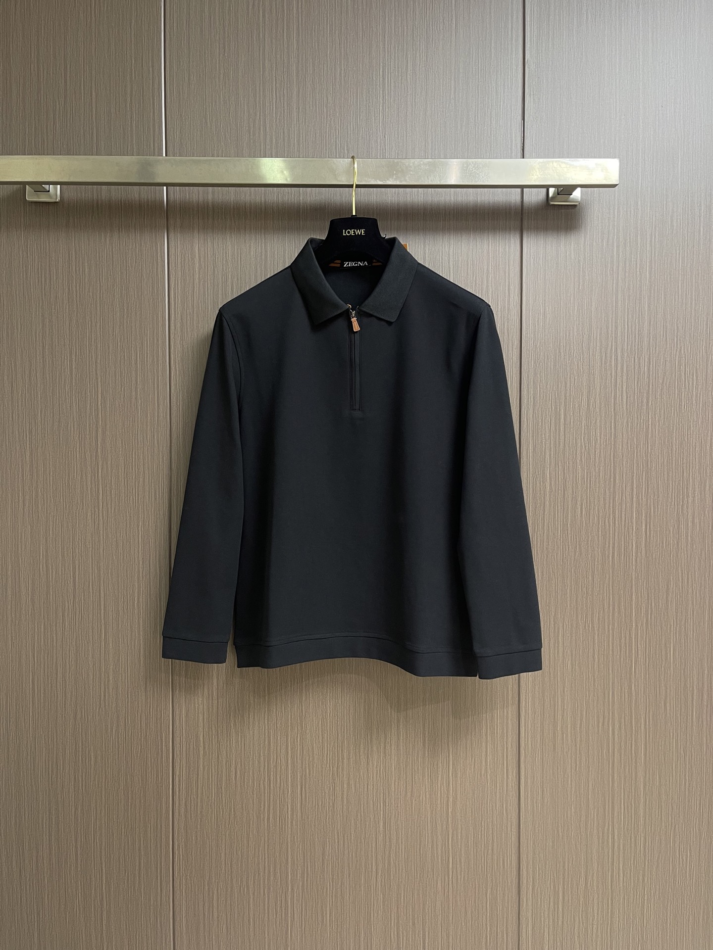 Zegna 半拉链长袖Polo外套，简约而不失格调，这款POLO，以独特半拉链勾勒时尚轮廓。搭配利落拉链，细节之处尽显匠