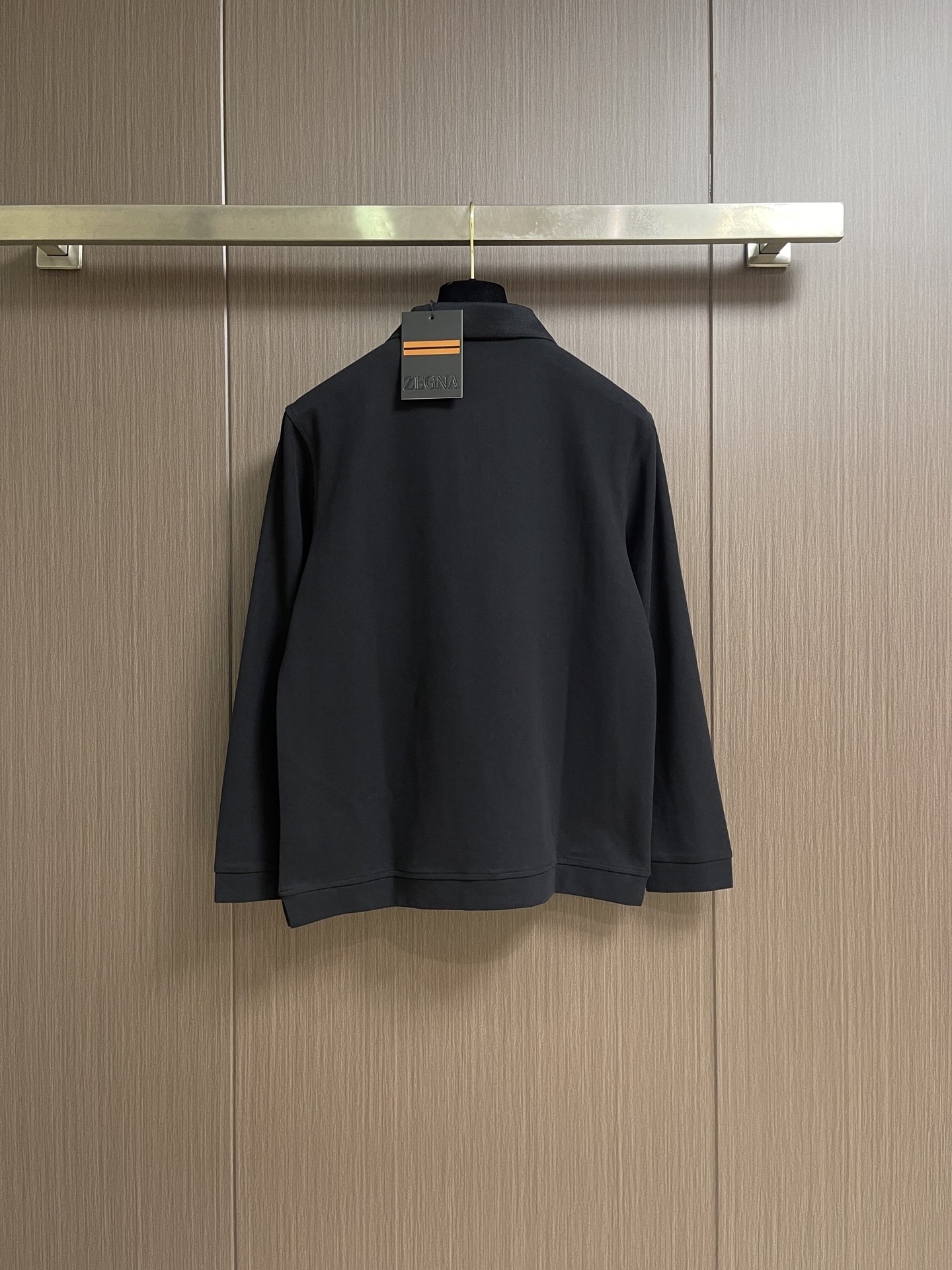 Zegna 半拉链长袖Polo外套，简约而不失格调，这款POLO，以独特半拉链勾勒时尚轮廓。搭配利落拉链，细节之处尽显匠