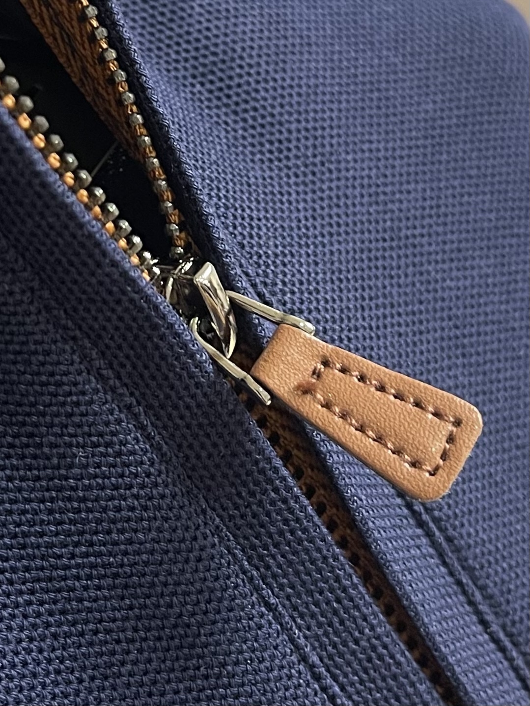 Zegna 半拉链长袖Polo外套，简约而不失格调，这款POLO，以独特半拉链勾勒时尚轮廓。搭配利落拉链，细节之处尽显匠