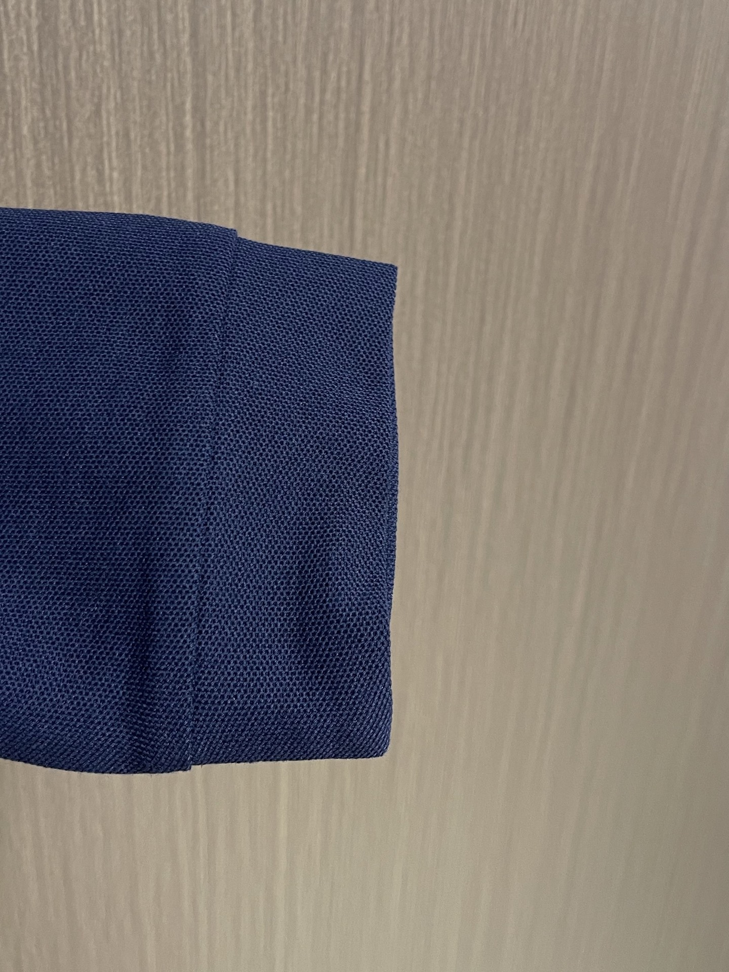 Zegna 半拉链长袖Polo外套，简约而不失格调，这款POLO，以独特半拉链勾勒时尚轮廓。搭配利落拉链，细节之处尽显匠