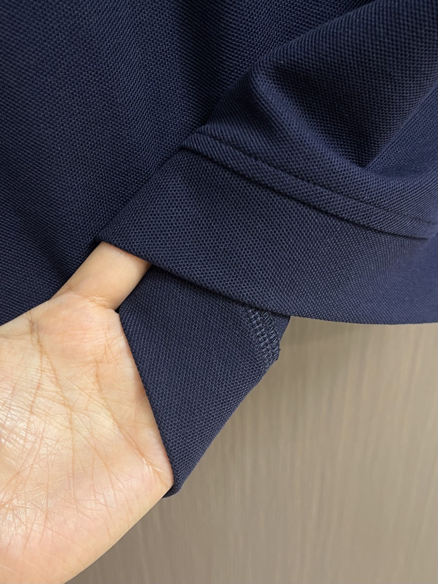 Zegna 半拉链长袖Polo外套，简约而不失格调，这款POLO，以独特半拉链勾勒时尚轮廓。搭配利落拉链，细节之处尽显匠