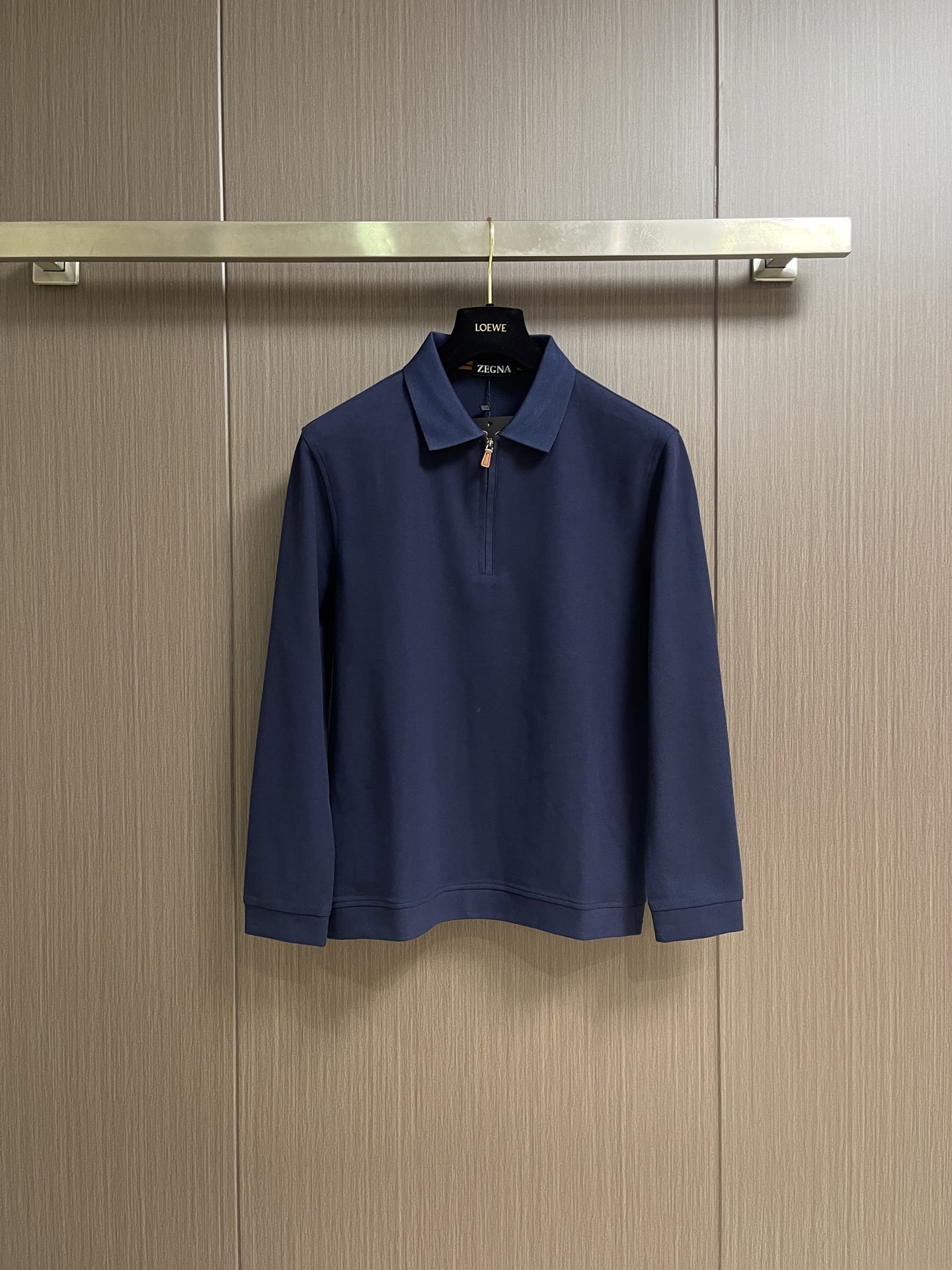 Zegna 半拉链长袖Polo外套，简约而不失格调，这款POLO，以独特半拉链勾勒时尚轮廓。搭配利落拉链，细节之处尽显匠