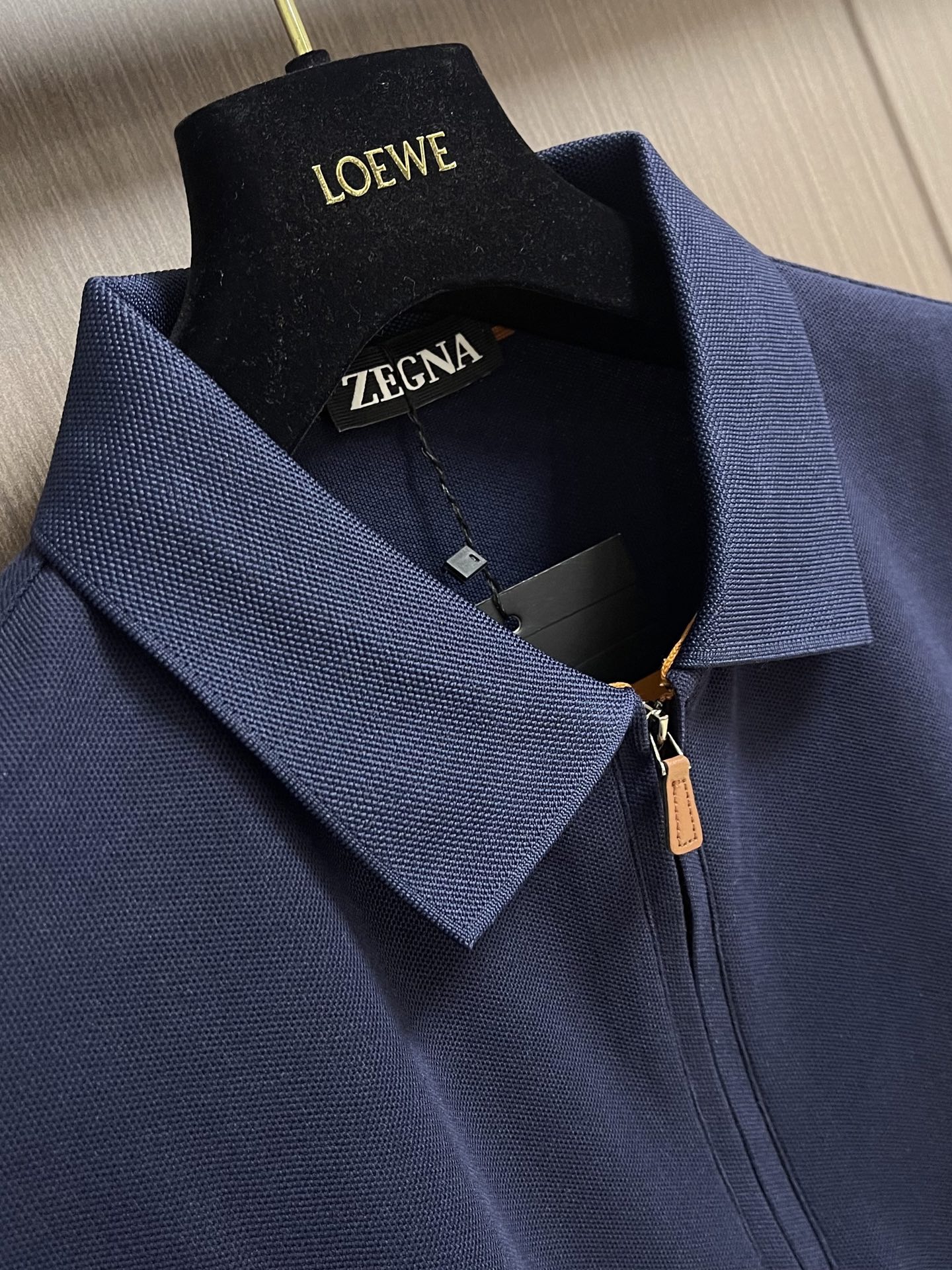 Zegna 半拉链长袖Polo外套，简约而不失格调，这款POLO，以独特半拉链勾勒时尚轮廓。搭配利落拉链，细节之处尽显匠
