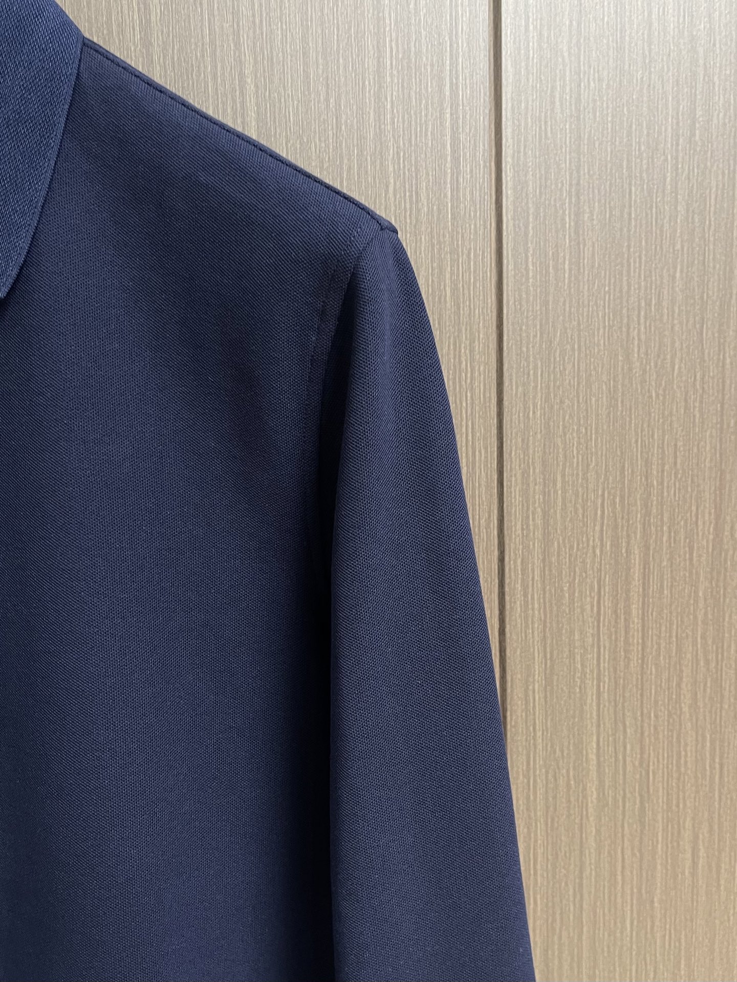 Zegna 半拉链长袖Polo外套，简约而不失格调，这款POLO，以独特半拉链勾勒时尚轮廓。搭配利落拉链，细节之处尽显匠