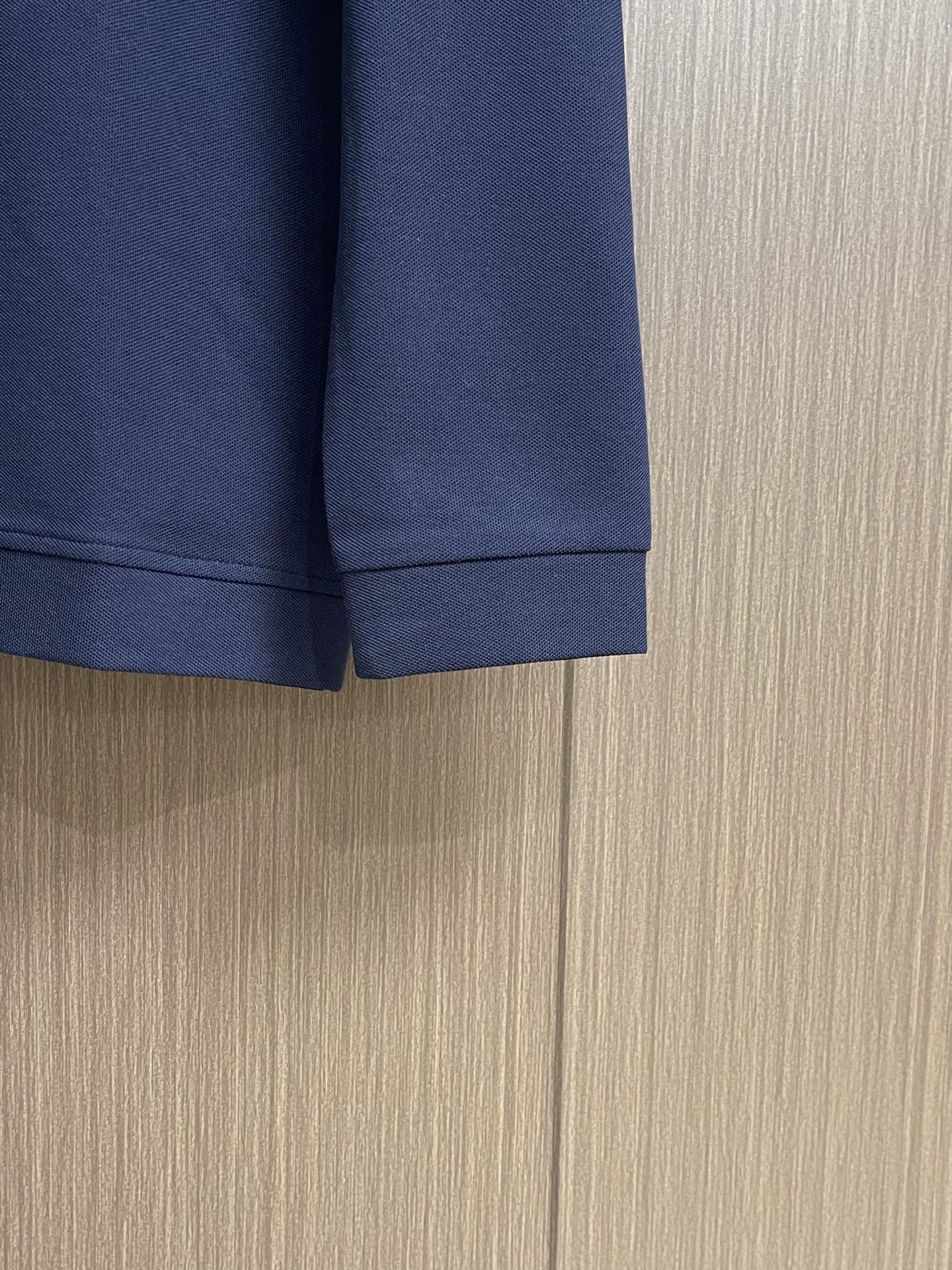 Zegna 半拉链长袖Polo外套，简约而不失格调，这款POLO，以独特半拉链勾勒时尚轮廓。搭配利落拉链，细节之处尽显匠