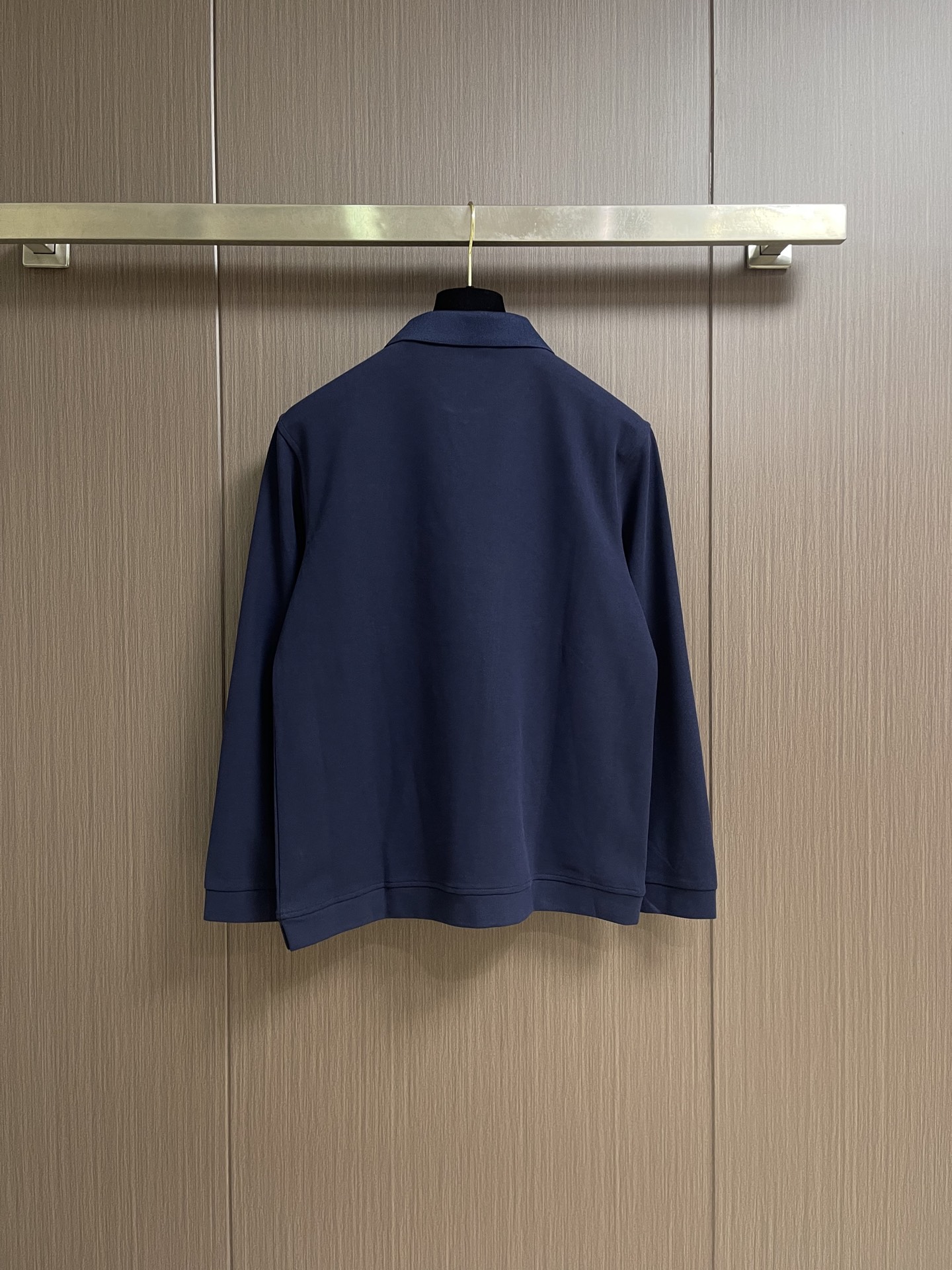 Zegna 半拉链长袖Polo外套，简约而不失格调，这款POLO，以独特半拉链勾勒时尚轮廓。搭配利落拉链，细节之处尽显匠