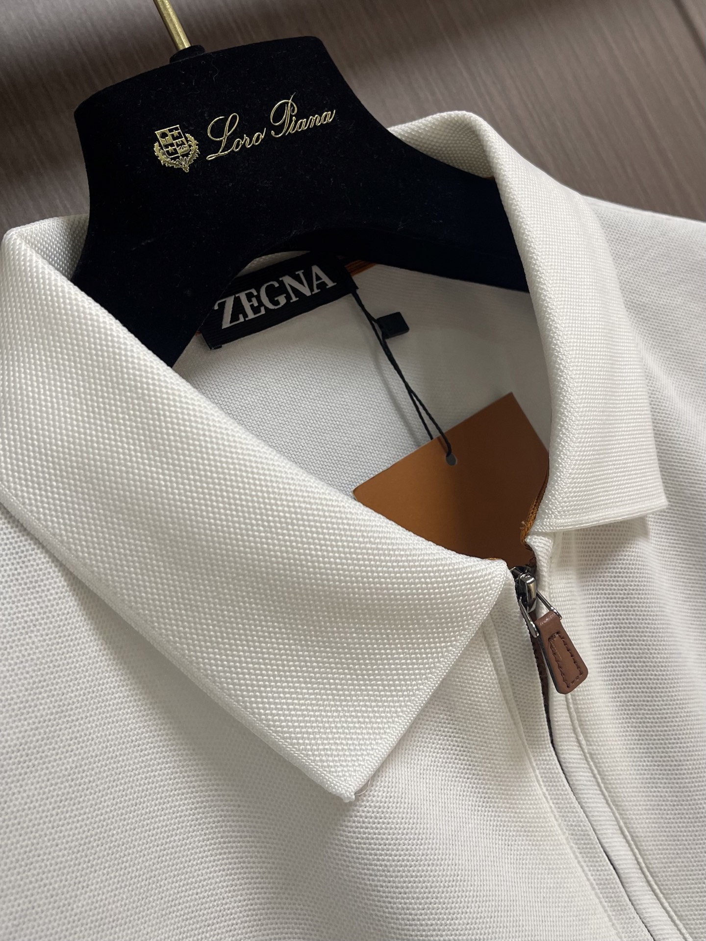 Zegna 半拉链长袖Polo外套，简约而不失格调，这款POLO，以独特半拉链勾勒时尚轮廓。搭配利落拉链，细节之处尽显匠