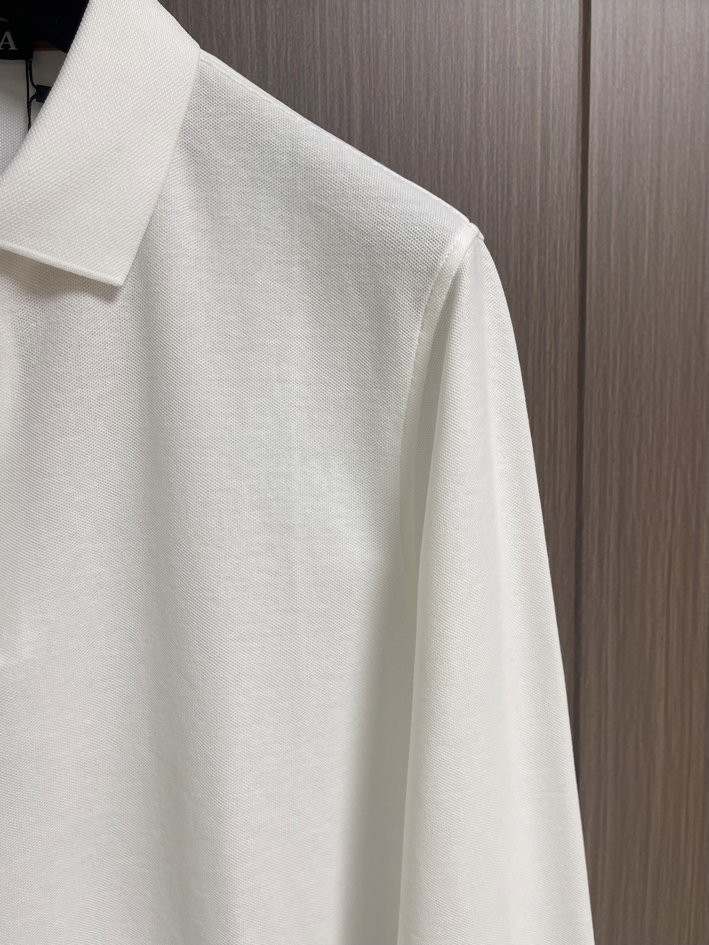 Zegna 半拉链长袖Polo外套，简约而不失格调，这款POLO，以独特半拉链勾勒时尚轮廓。搭配利落拉链，细节之处尽显匠