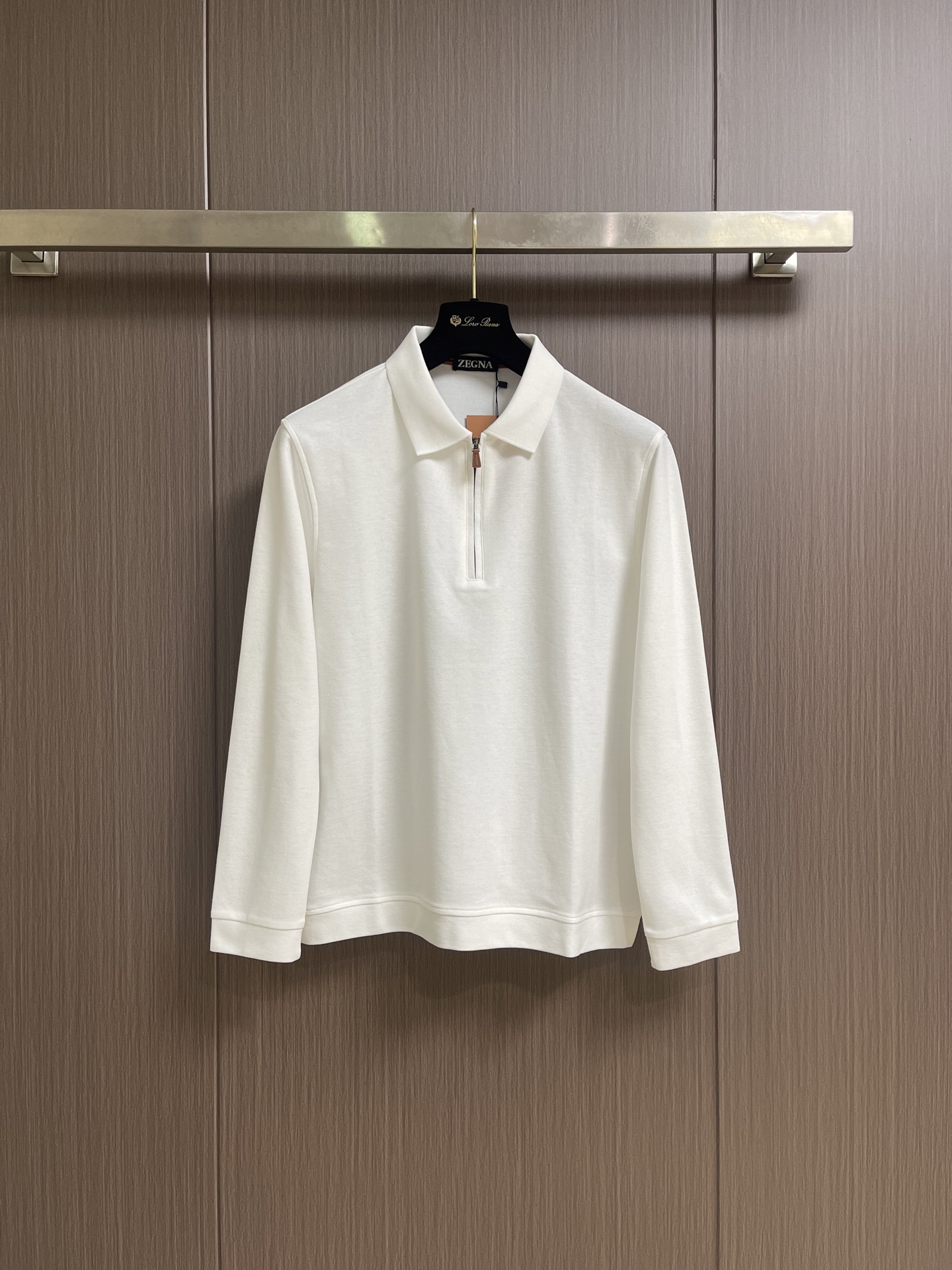 Zegna 半拉链长袖Polo外套，简约而不失格调，这款POLO，以独特半拉链勾勒时尚轮廓。搭配利落拉链，细节之处尽显匠