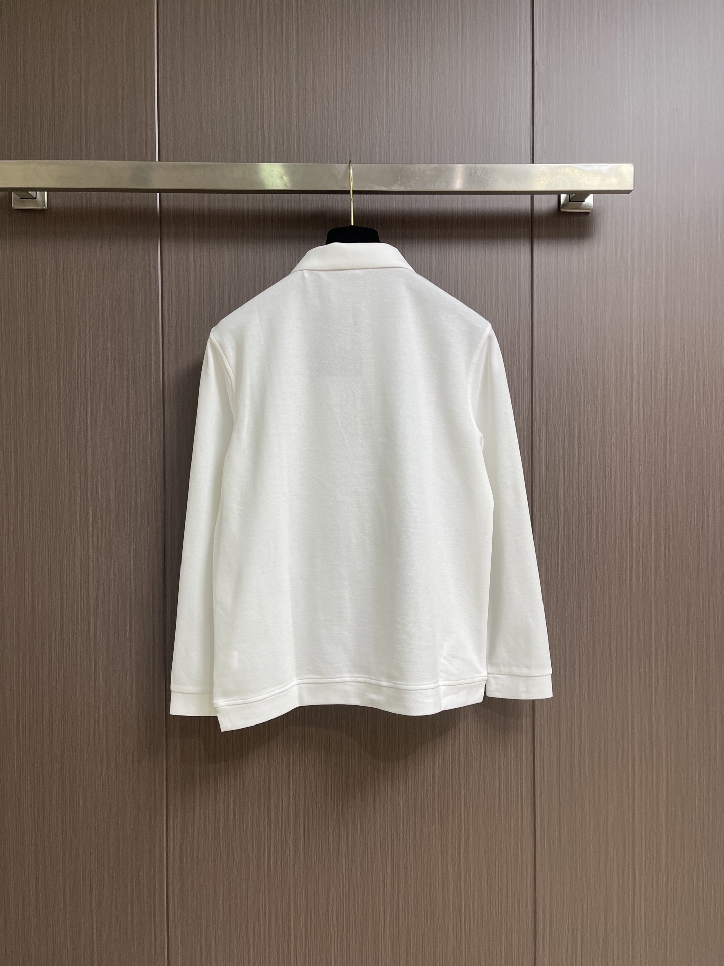 Zegna 半拉链长袖Polo外套，简约而不失格调，这款POLO，以独特半拉链勾勒时尚轮廓。搭配利落拉链，细节之处尽显匠