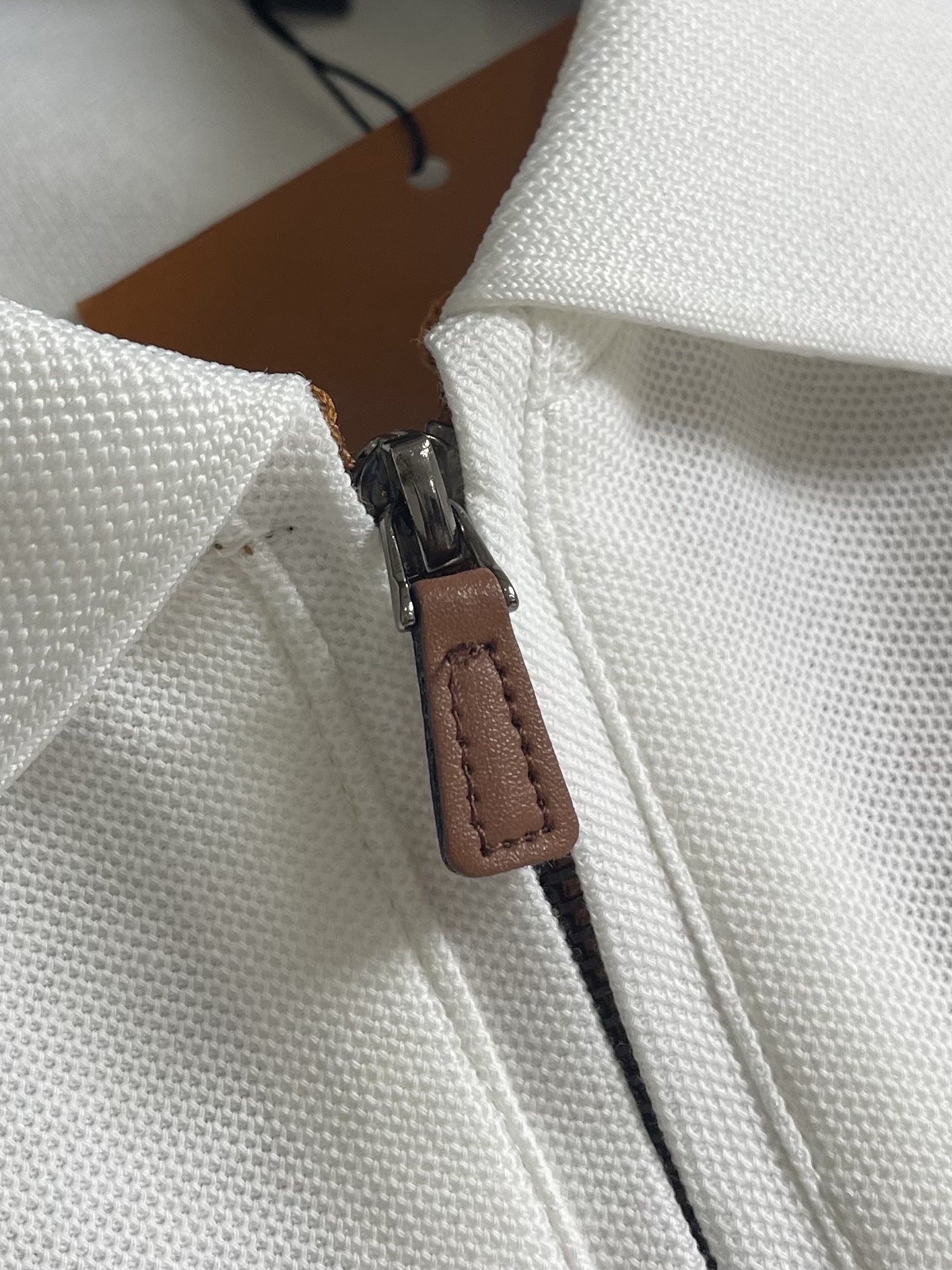 Zegna 半拉链长袖Polo外套，简约而不失格调，这款POLO，以独特半拉链勾勒时尚轮廓。搭配利落拉链，细节之处尽显匠
