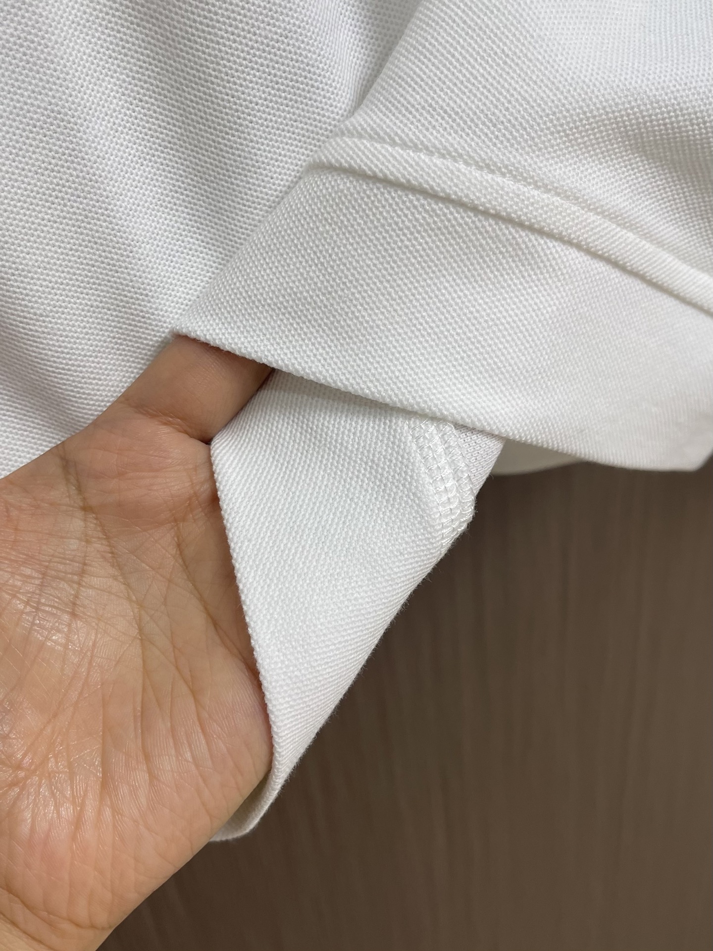 Zegna 半拉链长袖Polo外套，简约而不失格调，这款POLO，以独特半拉链勾勒时尚轮廓。搭配利落拉链，细节之处尽显匠
