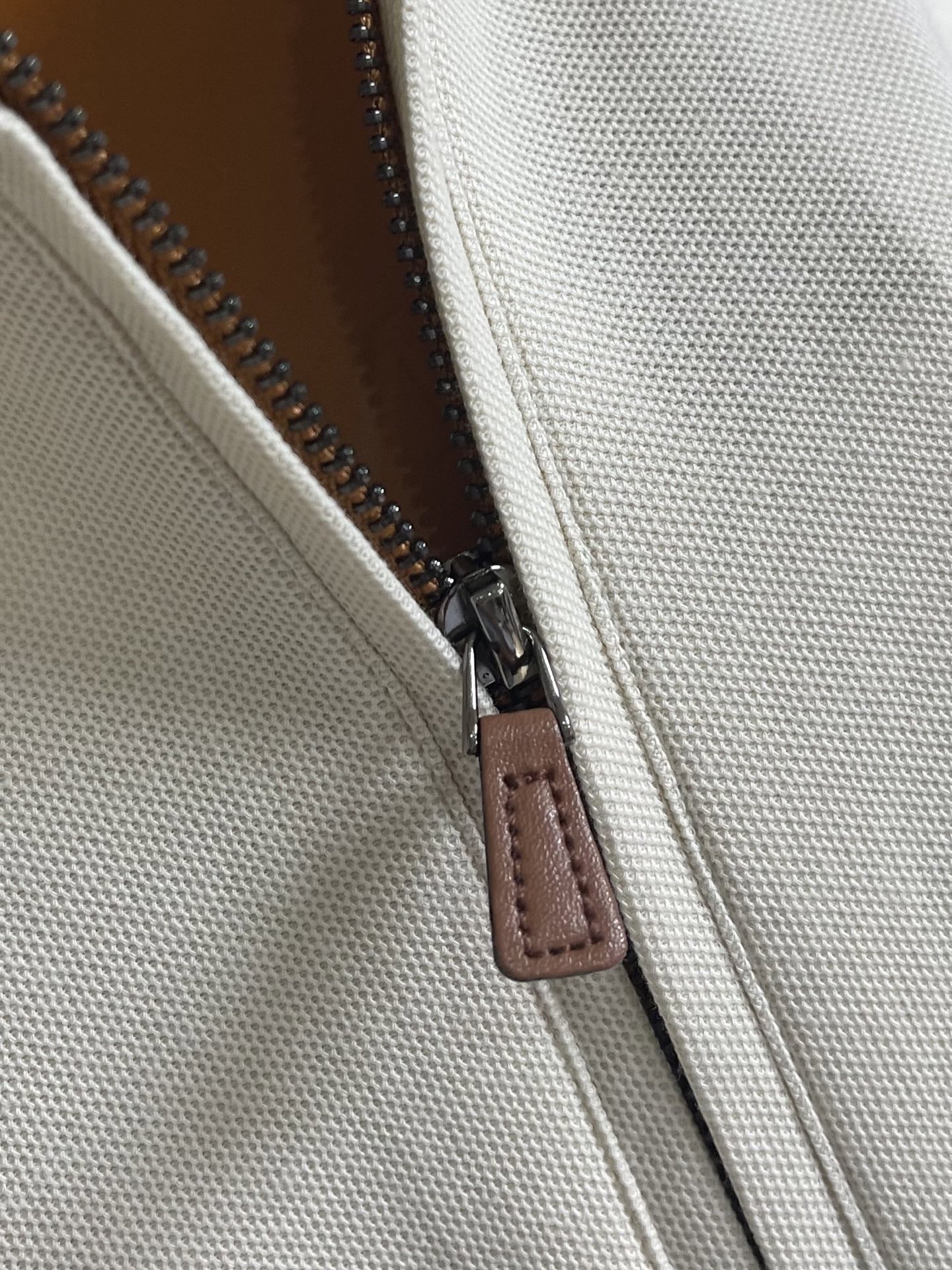 Zegna 半拉链长袖Polo外套，简约而不失格调，这款POLO，以独特半拉链勾勒时尚轮廓。搭配利落拉链，细节之处尽显匠
