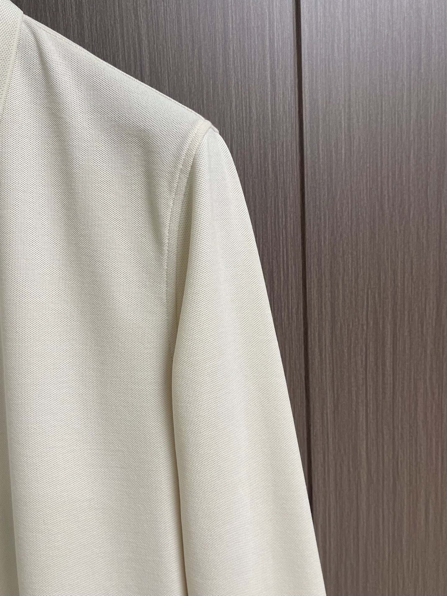 Zegna 半拉链长袖Polo外套，简约而不失格调，这款POLO，以独特半拉链勾勒时尚轮廓。搭配利落拉链，细节之处尽显匠