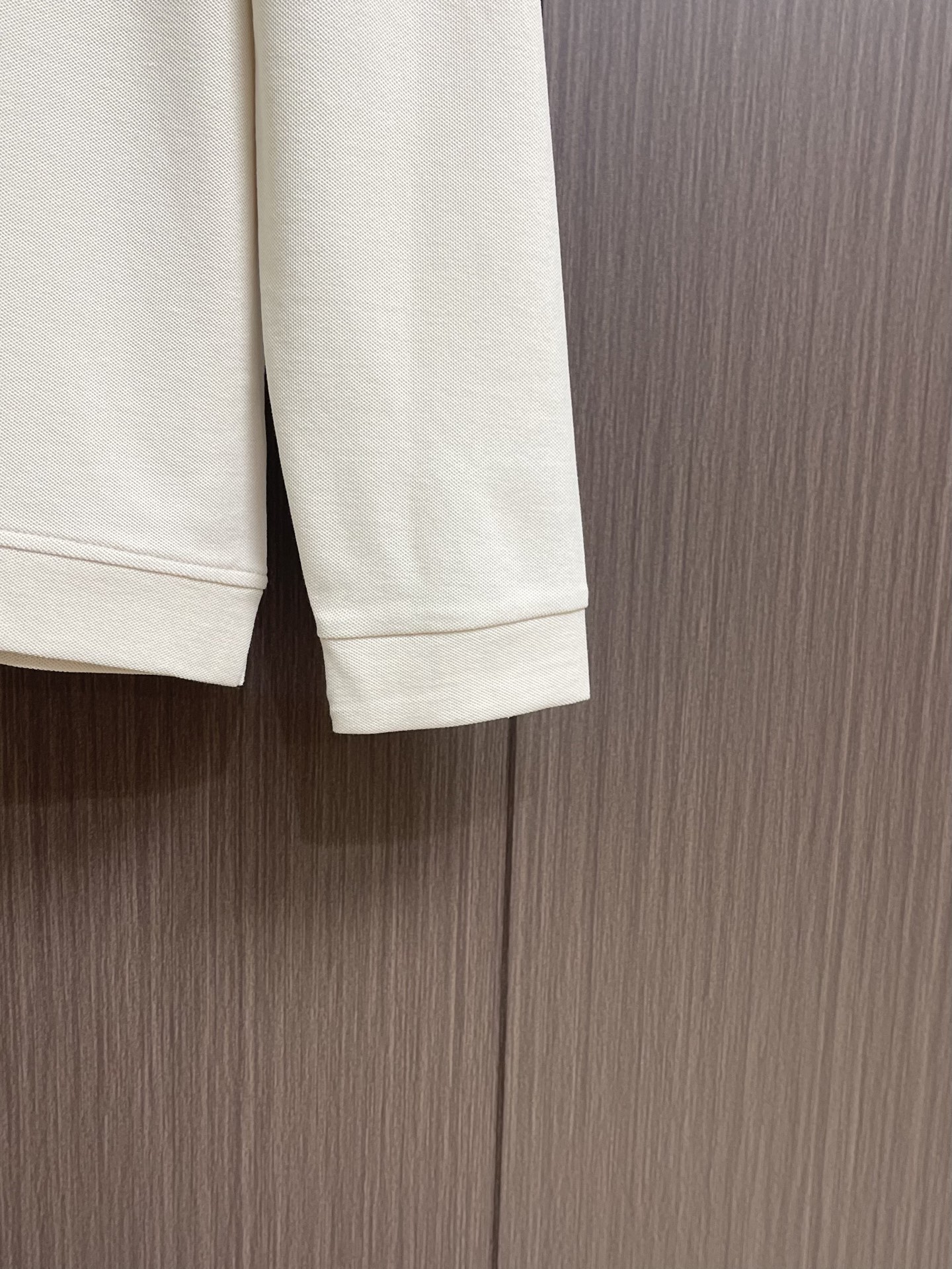 Zegna 半拉链长袖Polo外套，简约而不失格调，这款POLO，以独特半拉链勾勒时尚轮廓。搭配利落拉链，细节之处尽显匠