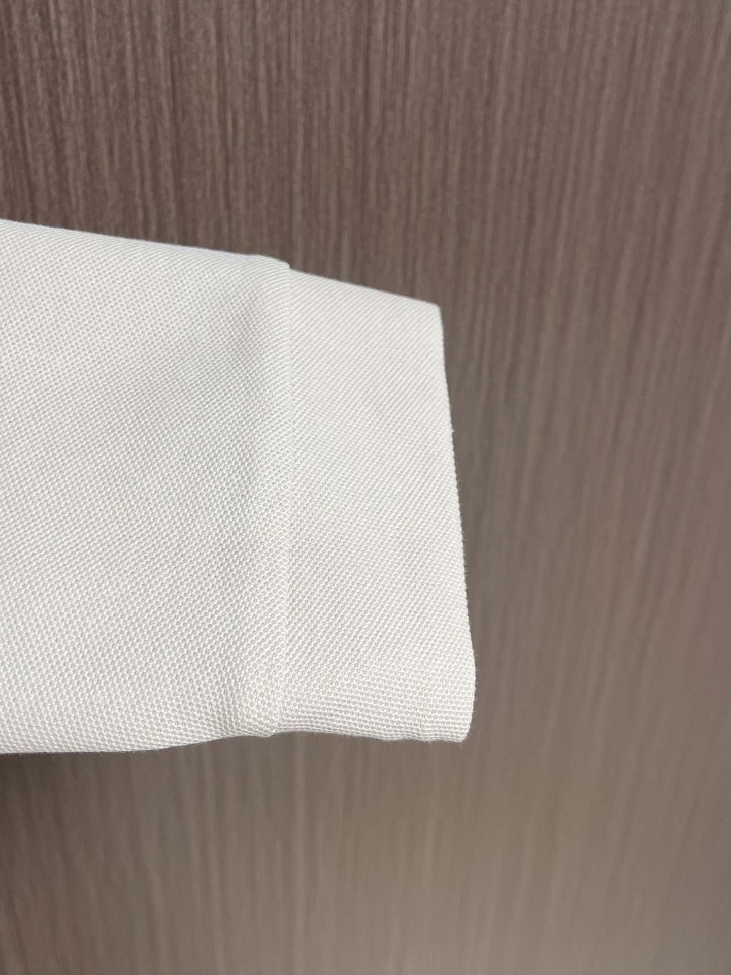 Zegna 半拉链长袖Polo外套，简约而不失格调，这款POLO，以独特半拉链勾勒时尚轮廓。搭配利落拉链，细节之处尽显匠