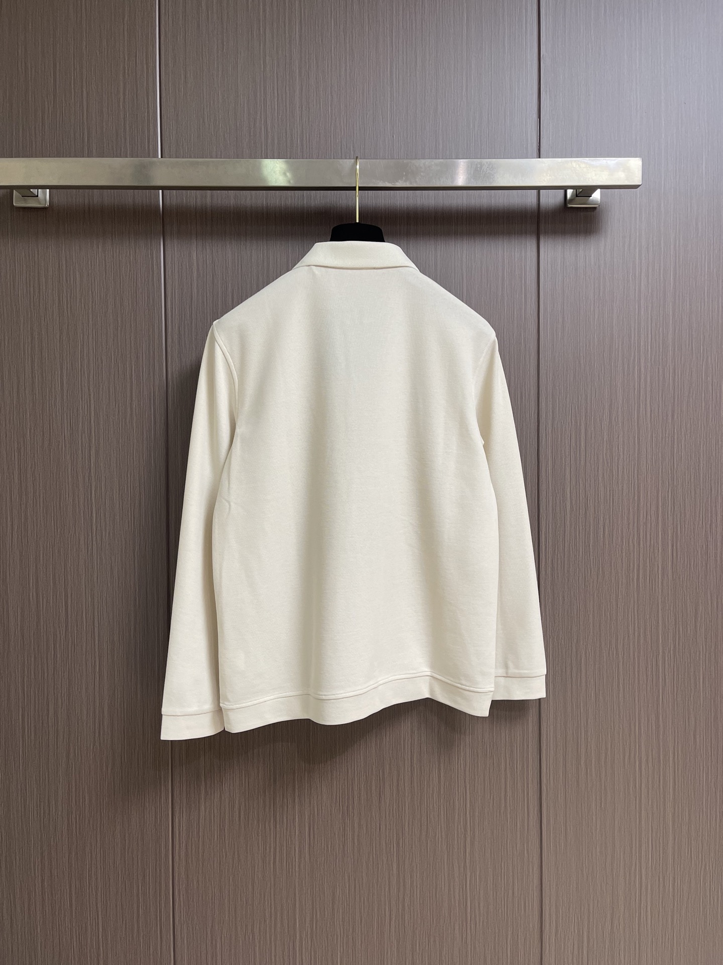 Zegna 半拉链长袖Polo外套，简约而不失格调，这款POLO，以独特半拉链勾勒时尚轮廓。搭配利落拉链，细节之处尽显匠