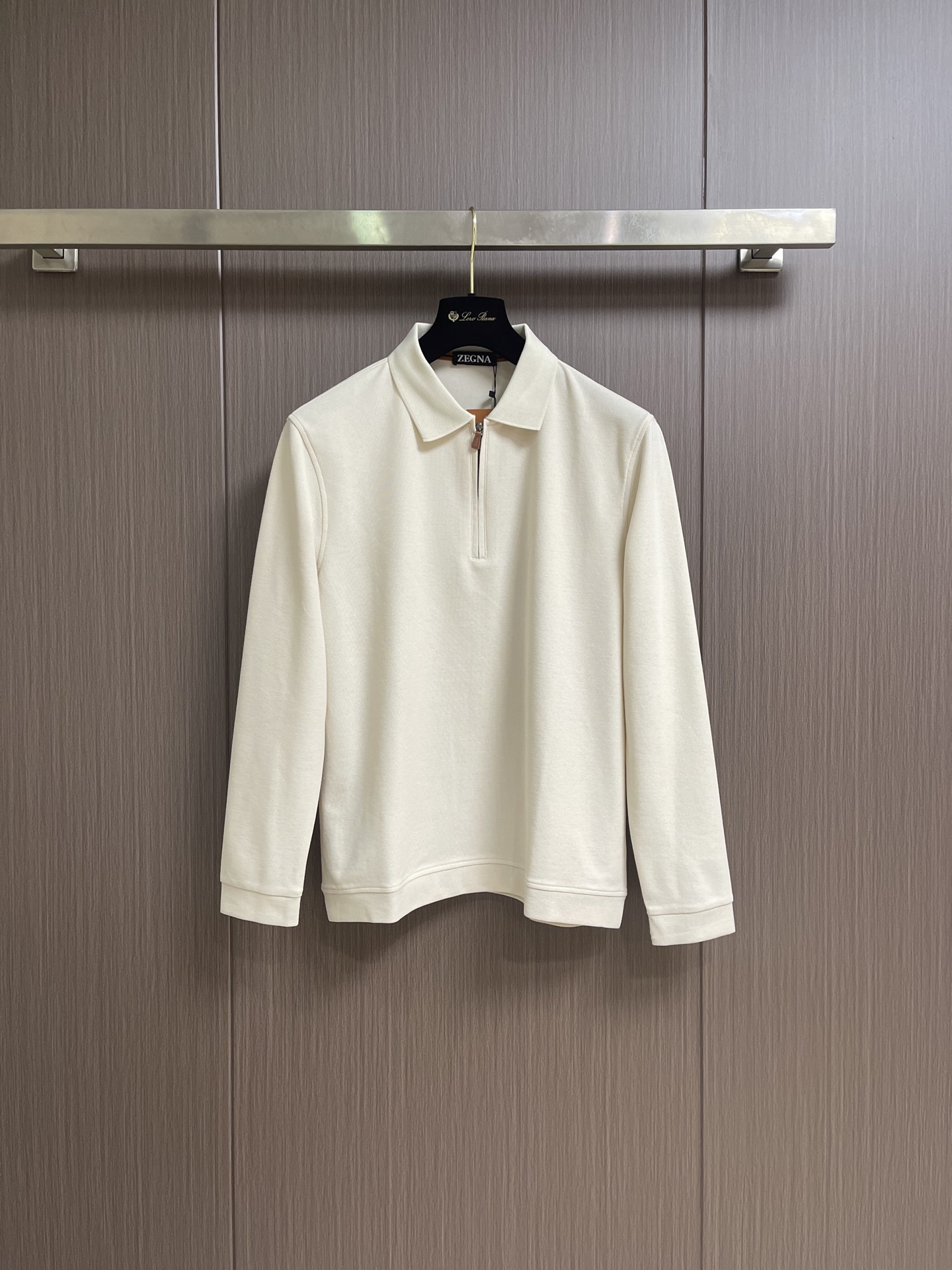 Zegna 半拉链长袖Polo外套，简约而不失格调，这款POLO，以独特半拉链勾勒时尚轮廓。搭配利落拉链，细节之处尽显匠