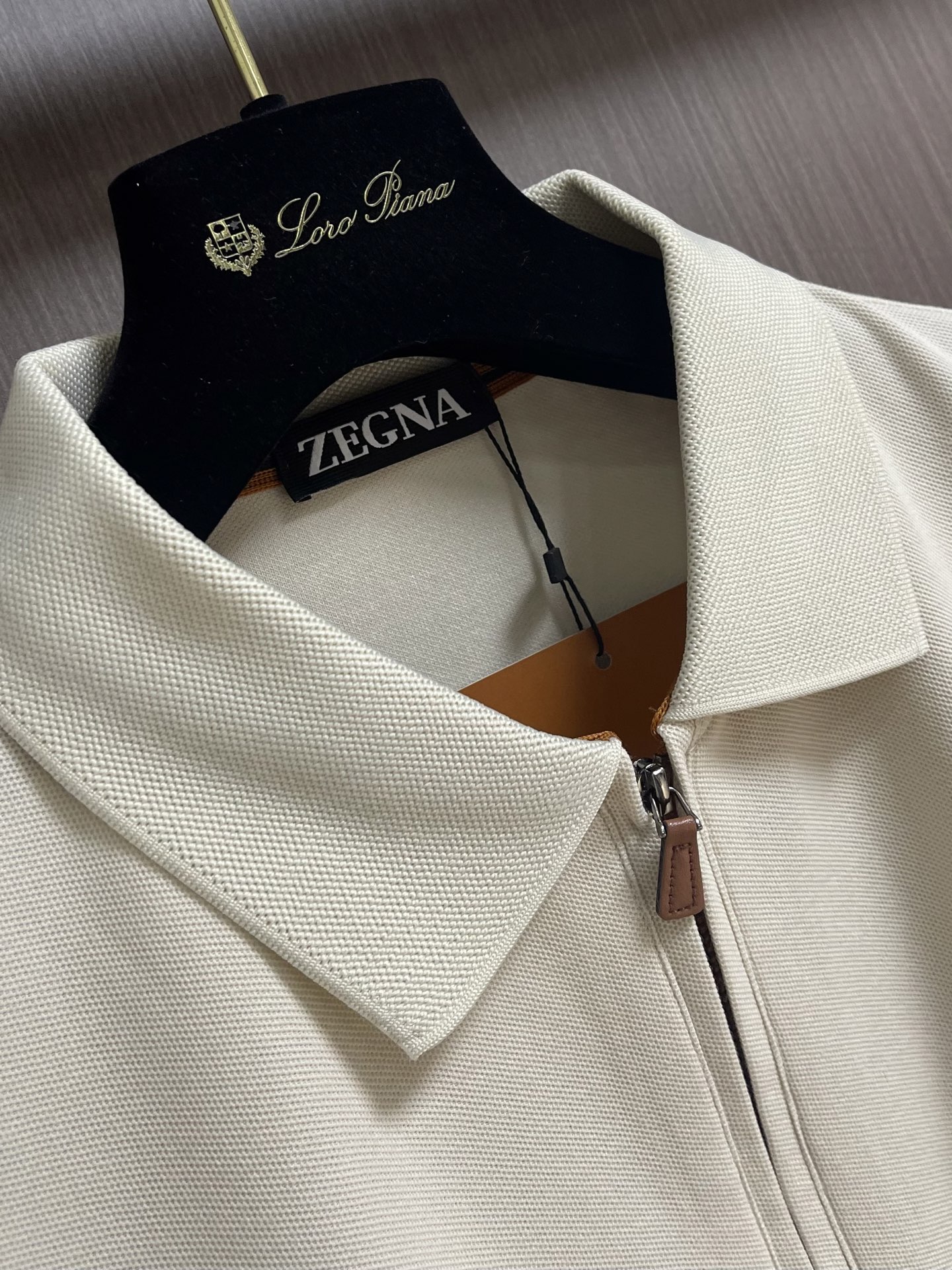 Zegna 半拉链长袖Polo外套，简约而不失格调，这款POLO，以独特半拉链勾勒时尚轮廓。搭配利落拉链，细节之处尽显匠