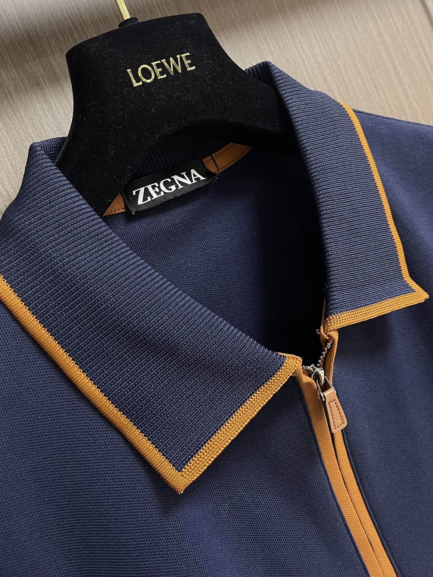Zegna 半拉链长袖Polo外套，简约而不失格调，这款POLO，以独特半拉链勾勒时尚轮廓。搭配利落拉链，细节之处尽显匠
