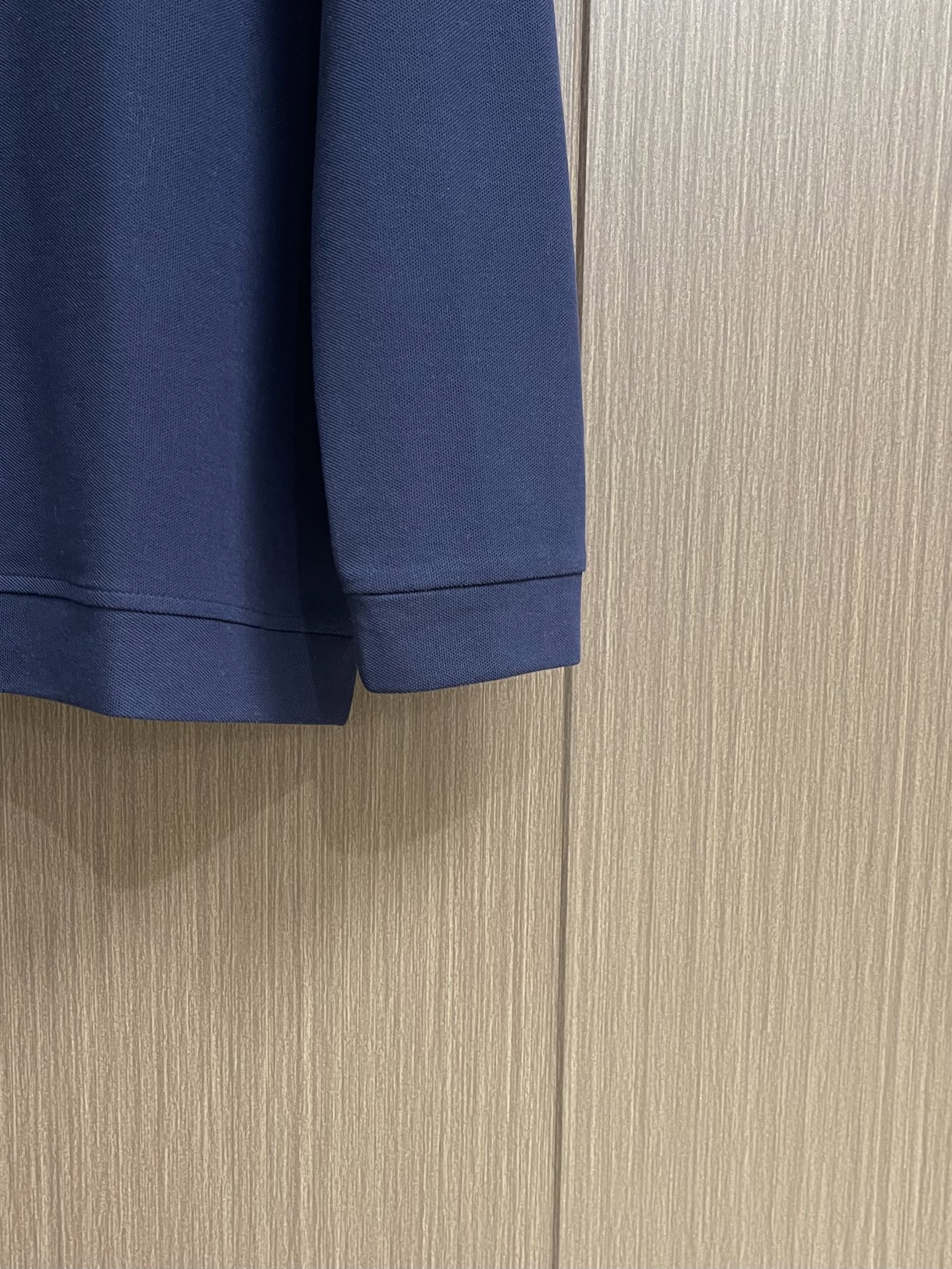 Zegna 半拉链长袖Polo外套，简约而不失格调，这款POLO，以独特半拉链勾勒时尚轮廓。搭配利落拉链，细节之处尽显匠