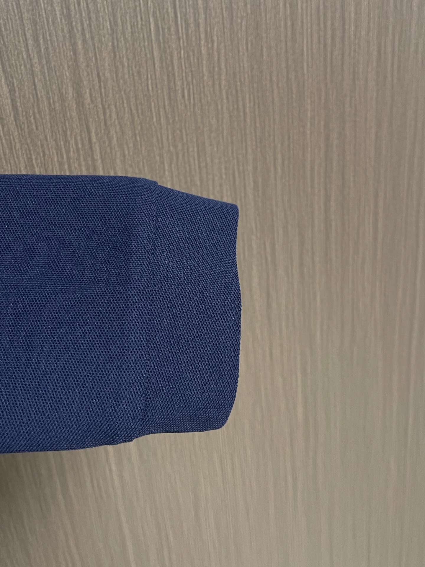 Zegna 半拉链长袖Polo外套，简约而不失格调，这款POLO，以独特半拉链勾勒时尚轮廓。搭配利落拉链，细节之处尽显匠